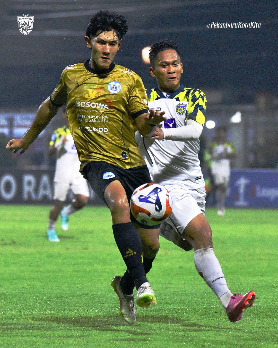 SALING JEGAL: Laga Pekanbaru FC vs Persitara yang digelar di Stadion Kota Barat, Solo, Minggu malam (4/1)