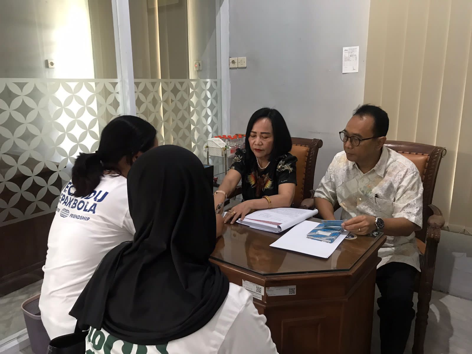 CARI KEADILAN: Masyarakat menjalani layanan konsultasi hukum gratis di Pos Bantuan Hukum (Posbakum) Pengadilan Negeri (PN) Surakarta.