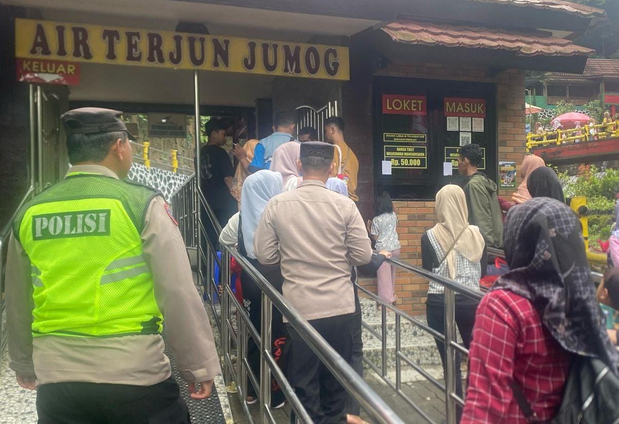 Suasana loket masuk wisata Air Terjun Jumog di Desa Berjo, Kecamatan Ngargoyoso, Karanganyar saat libur Nataru. (Rudi Hartono/Radar Solo)