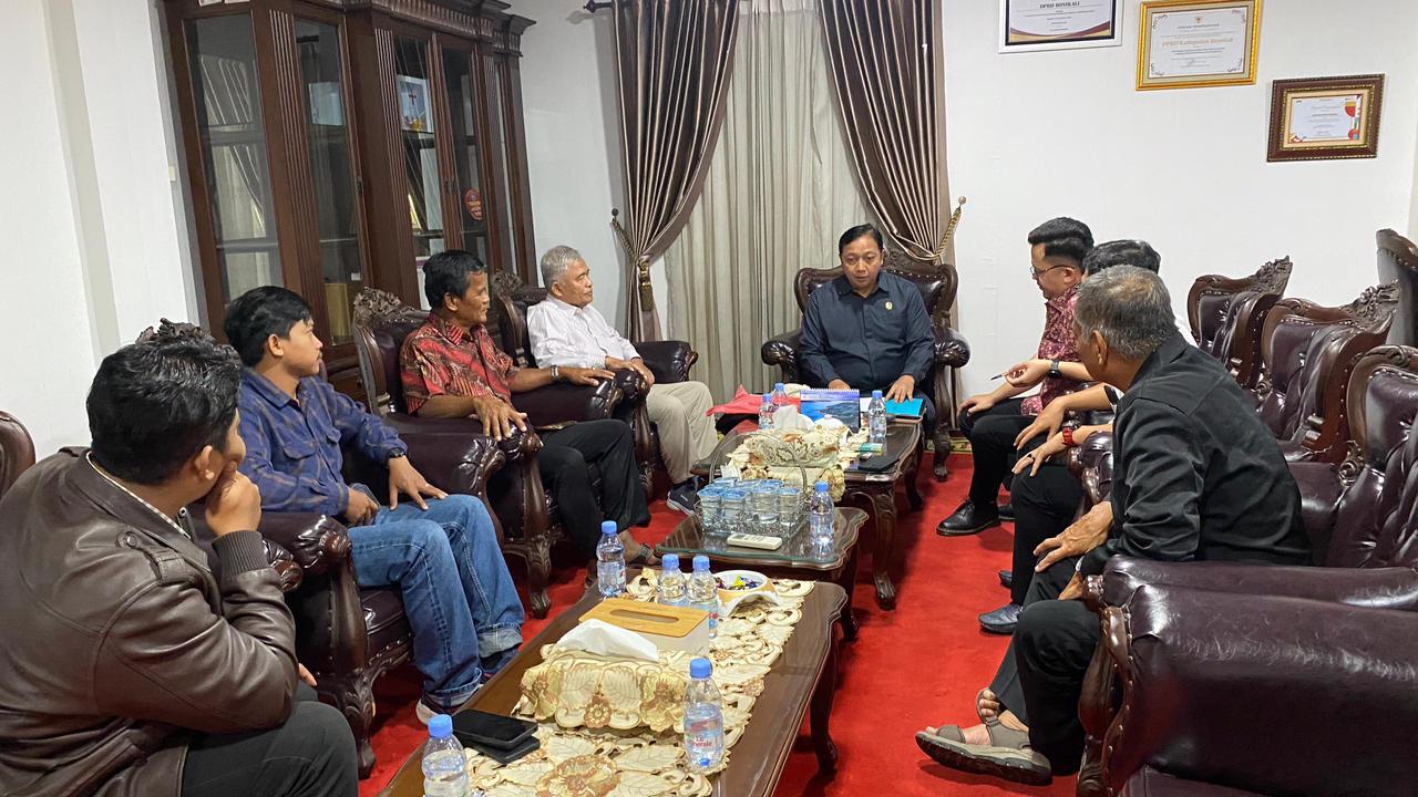 Warga Desa Karang Duren, Sawit beraudiensi dengan Ketua DPRD Boyolali Susetya Kusuma terkait terkait permasalahan adanya dugaan tumpang tindih sertifikat tanah yang dibangun KDMP, Senin (5/1/2025).