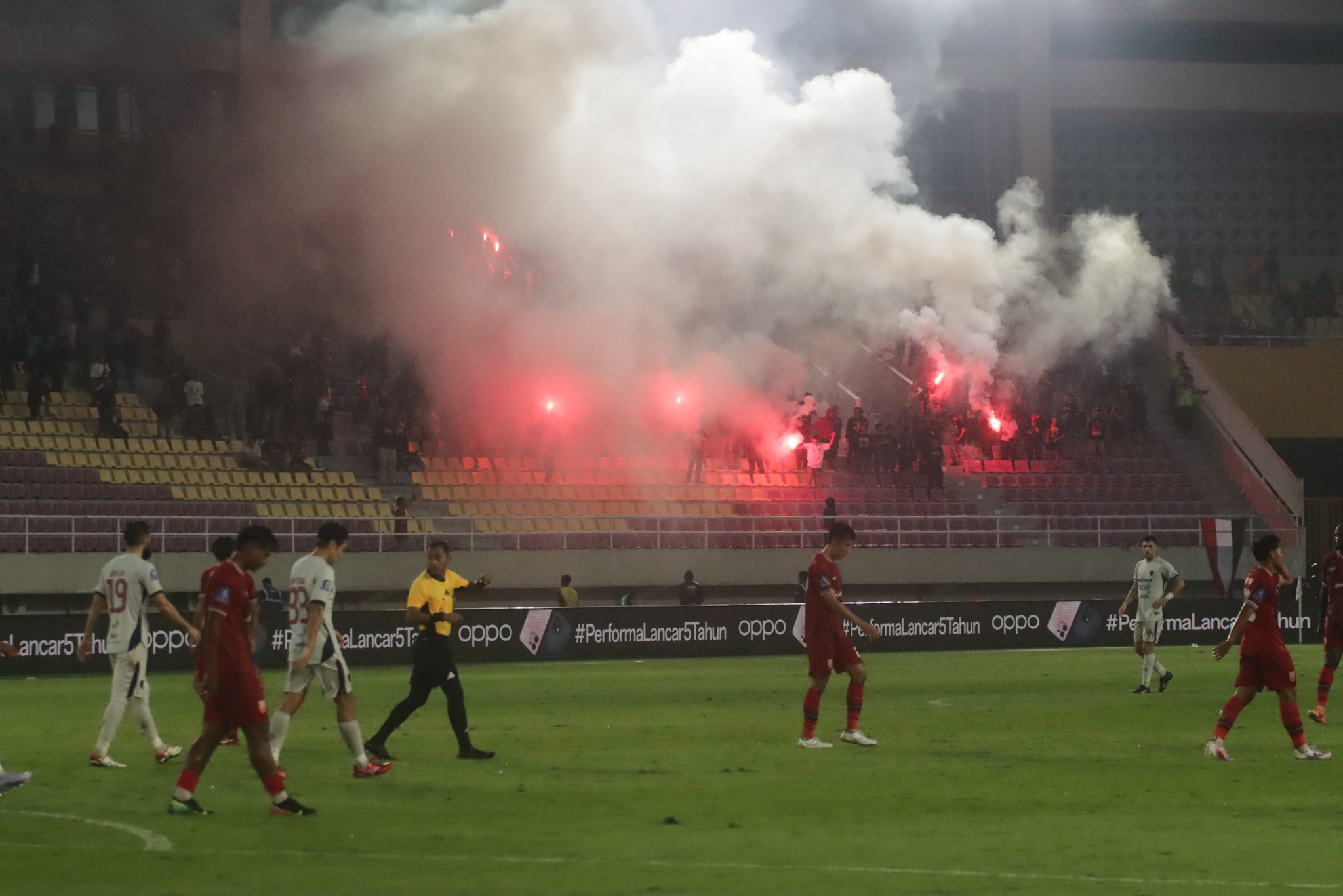 Suporter menyalakan flare saat laga Persis Solo melawan Persita Tangerang di Stadion Manahan, Minggu sore (4/1/2026).