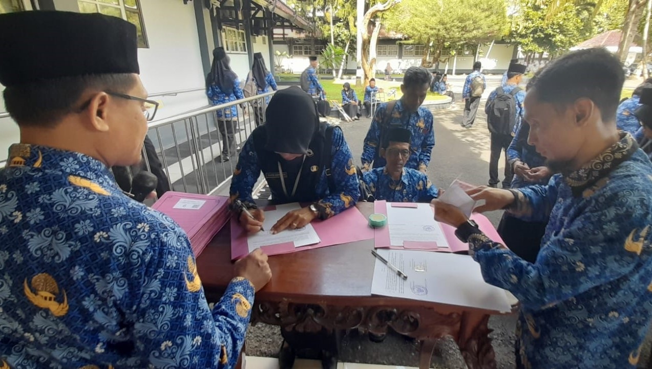 Sejumlah PPPK paruh waktu Pemkab Karanganyar menerima SK pengangkatan. Di sisi lain, ratusan THL dirumahkan karena tak masuk kriteria. (Rudi Hartono/Radar Solo)