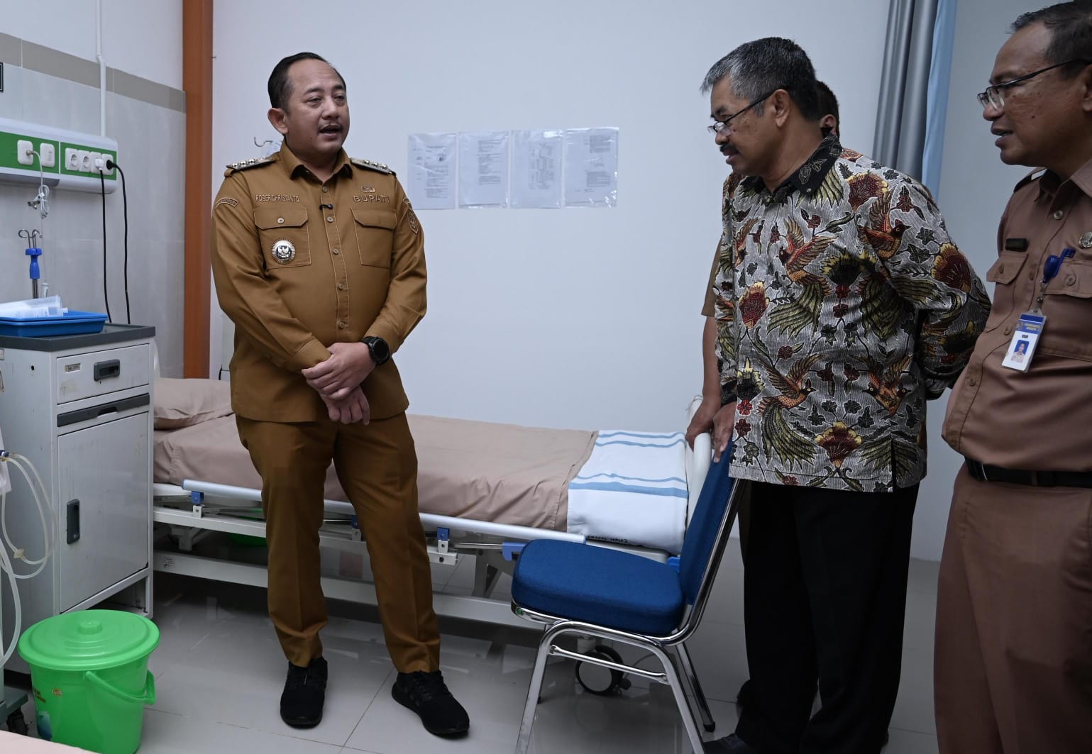 Bupati Karanganyar Rober Christanto saat meninjau salah satu ruang cuci darah di Instalasi Hemodialisis RSUD Kartini Karanganyar, Senin (5/1/2026). (Rudi Hartono/Radar Solo)