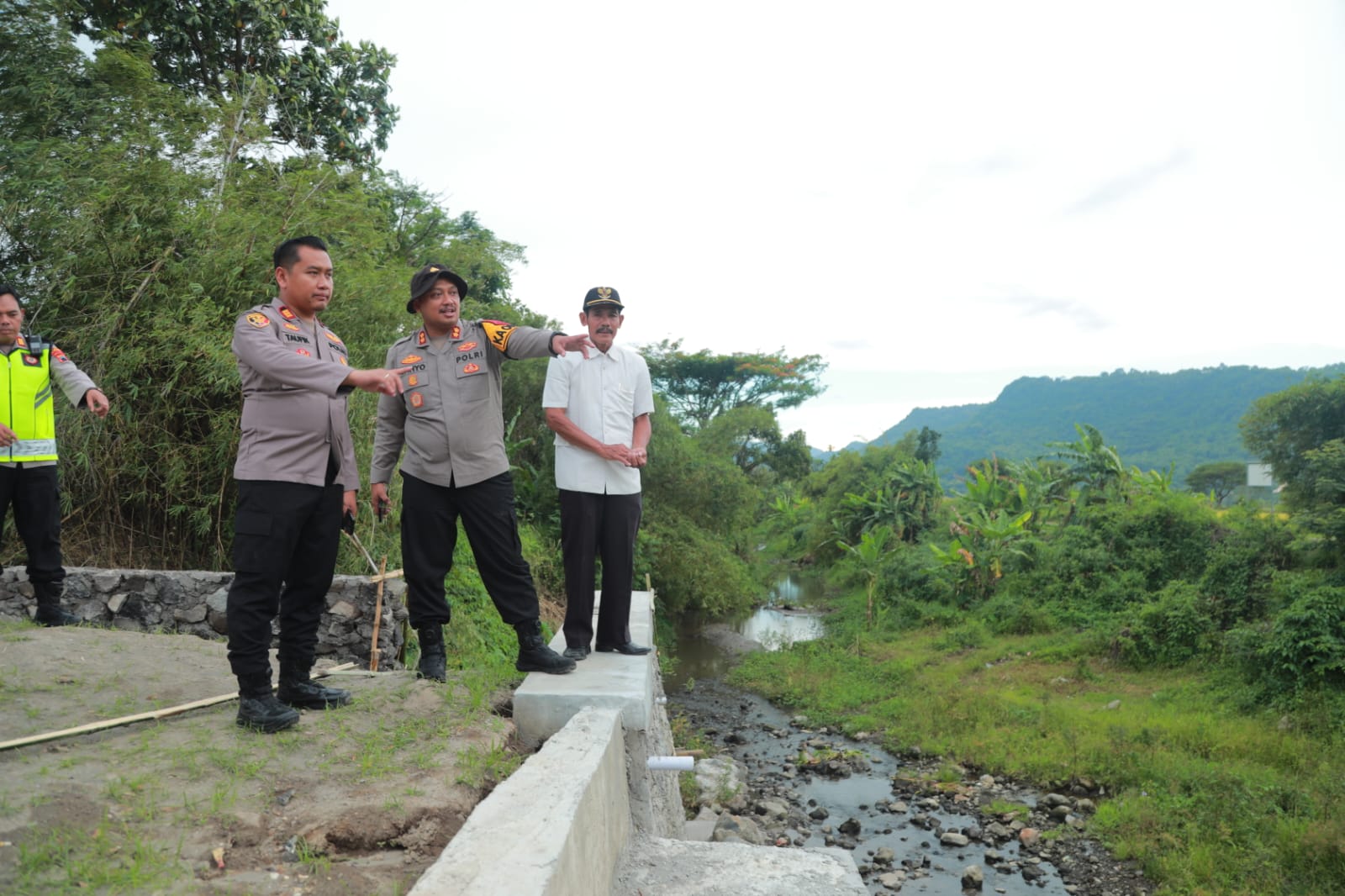 Kapolres Klaten AKBP Nur Cahyo Ari Prasetyo (tengah) meninjau pembangunan jembangan penghubung Desa Cucukan dan Desa Kotesan, Kecamatan Prambanan. (Dokumentasi Polres Klaten)