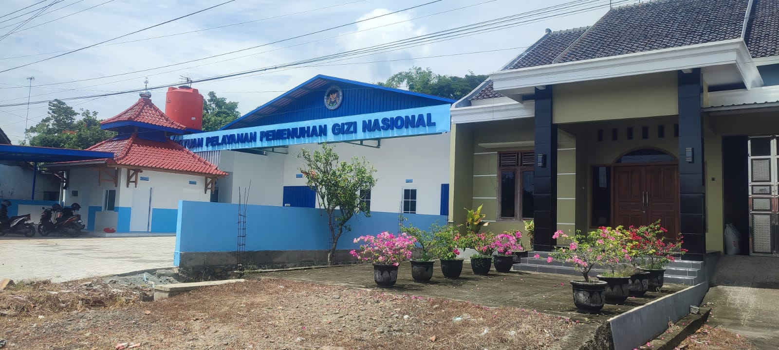 SPPG di Desa Banaran, Kecamatan Sambungmacan, Sragen yang bersebelahan dengan kandang babi. (Ahmad Khairudin/Radar Solo)