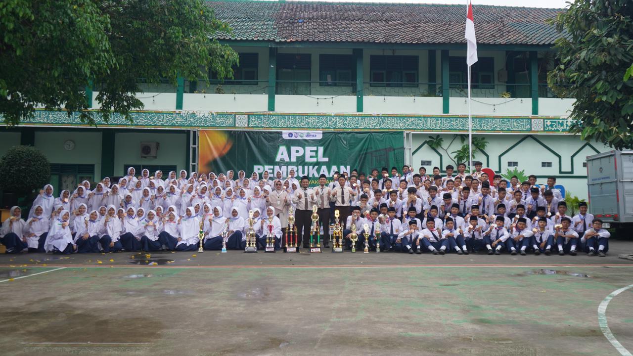 Ponpes Dimsa Sragen menunjukkan sejumlah piala dari berbagai ajang. (Ahmad Khairudin/Radar Solo)