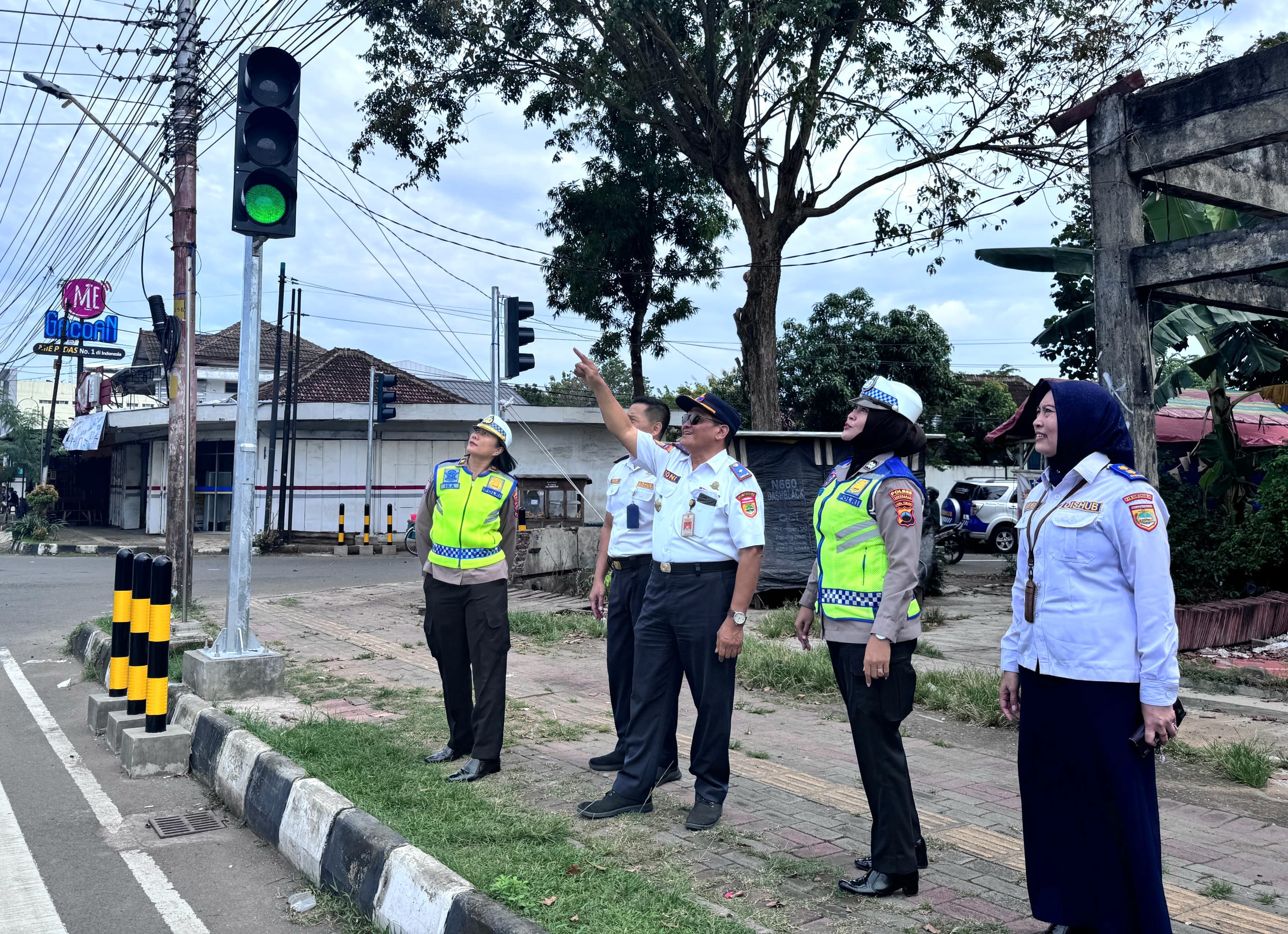 APILL atau traffic light di simpang empat Wahyu Sukoharjo resmi dioperasikan, Senin (5/1).