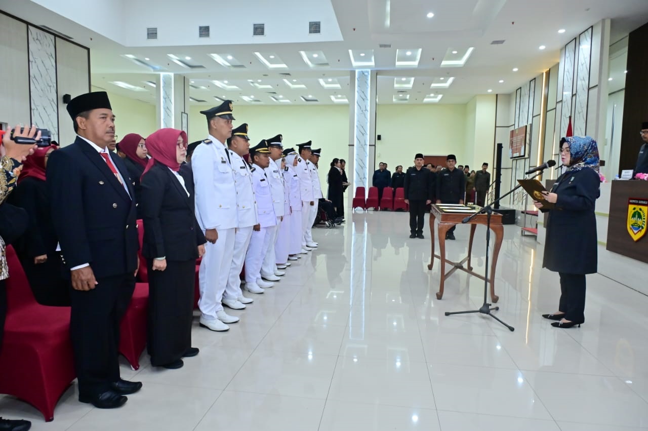 Bupati Sukoharjo Etik Suryani melantik pejabat baru. (Iwan Kawul/Radar Solo)