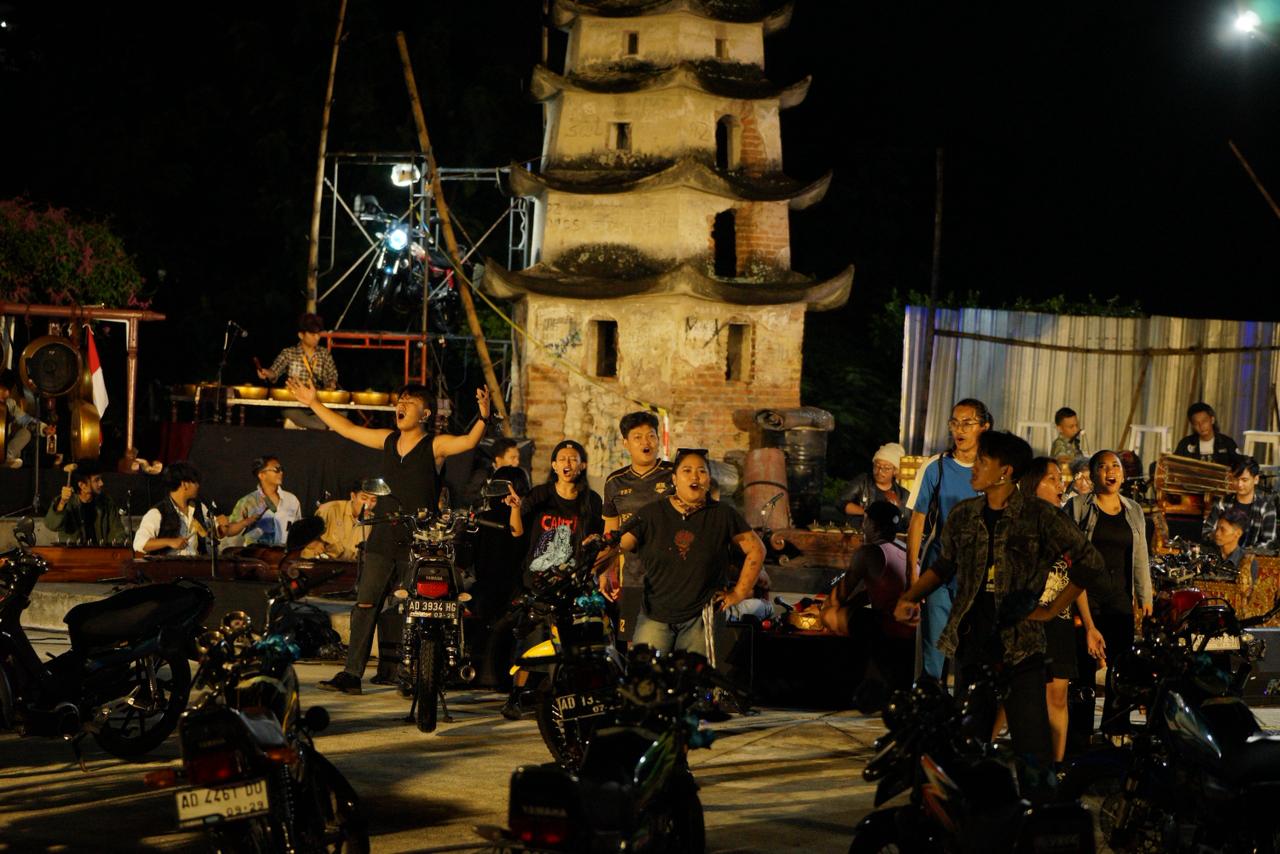 Di tangan Bandoro Pulung Sadewo, deru mesin RX King dipadukan bunyi gamelan dalam sebuah karya eksperimental berjudul Asthagina yang digelar di Kampus FSRD ISI Surakarta, 23 November 2025.