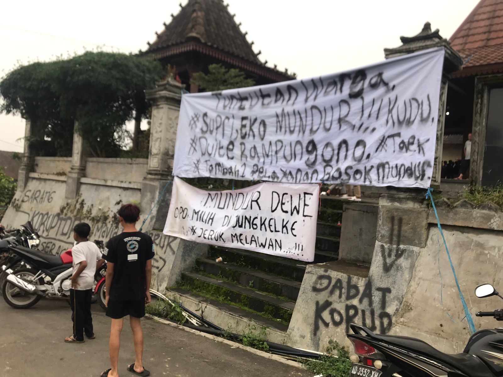 Warga Desa Jeruk, Kecamatan Selo, Boyolali memasang spanduk mendesak perangkat desa mundur pada aksi, Rabu (31/12/2025).