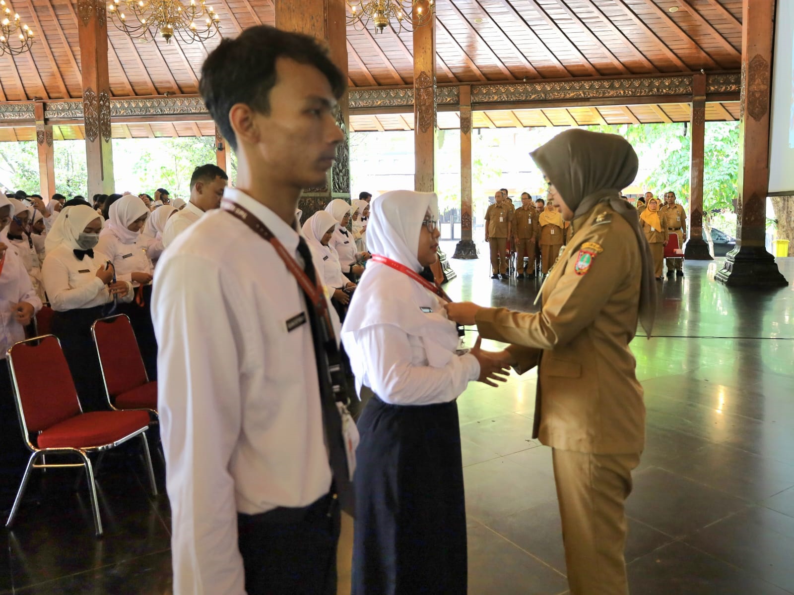 Wawali Astrid menyematkan tanda kepada ASN yang mengikuti diksar. (Humas Pemkot Solo)