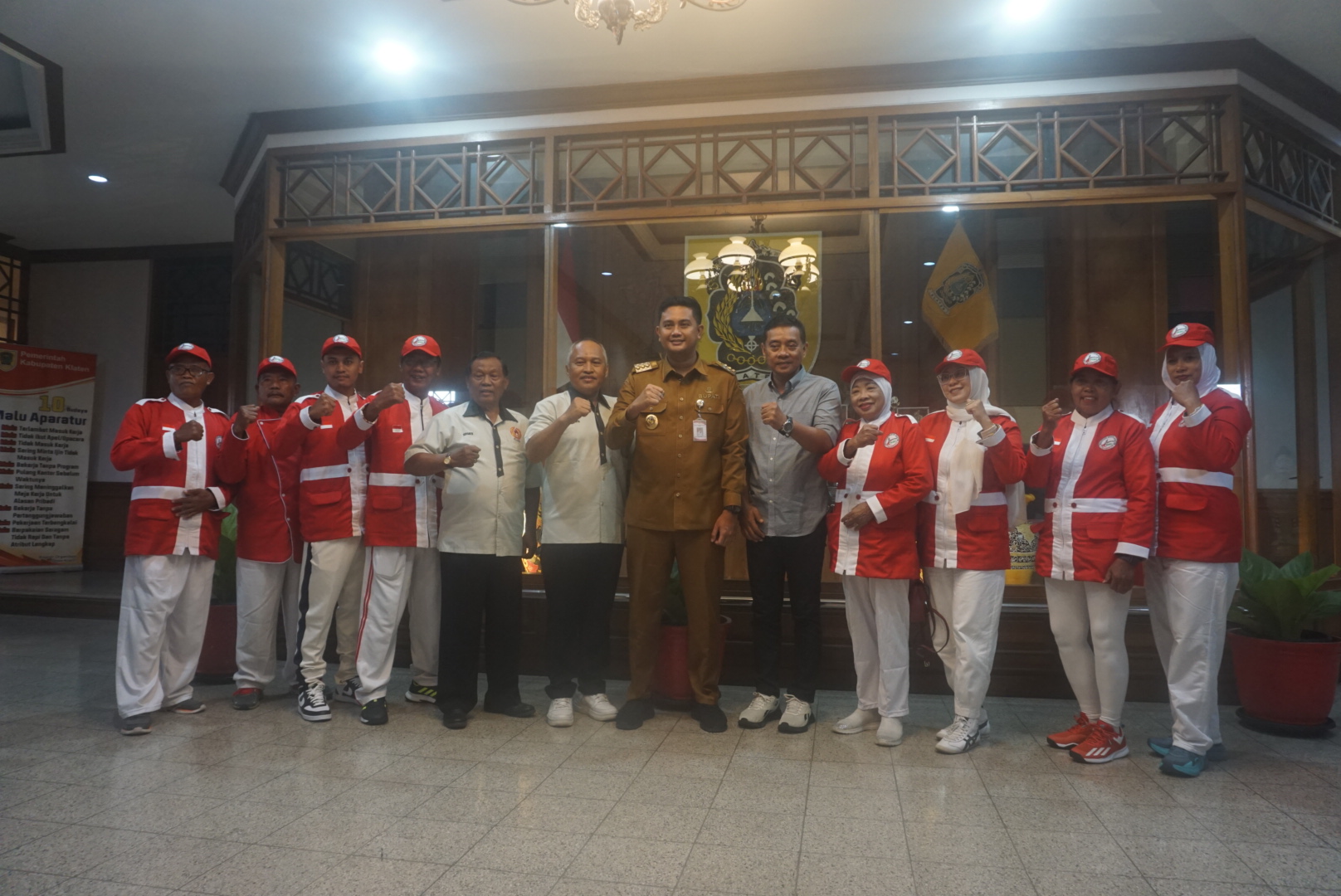 Bupati Klaten Hamenang Wajar Ismoyo bersama atlet atletik master asal Klaten yang akan mewakili Indoneisa di ajang The 6th Thailand Masters Open Games 2026. (Angga Purenda/Radar Solo)
