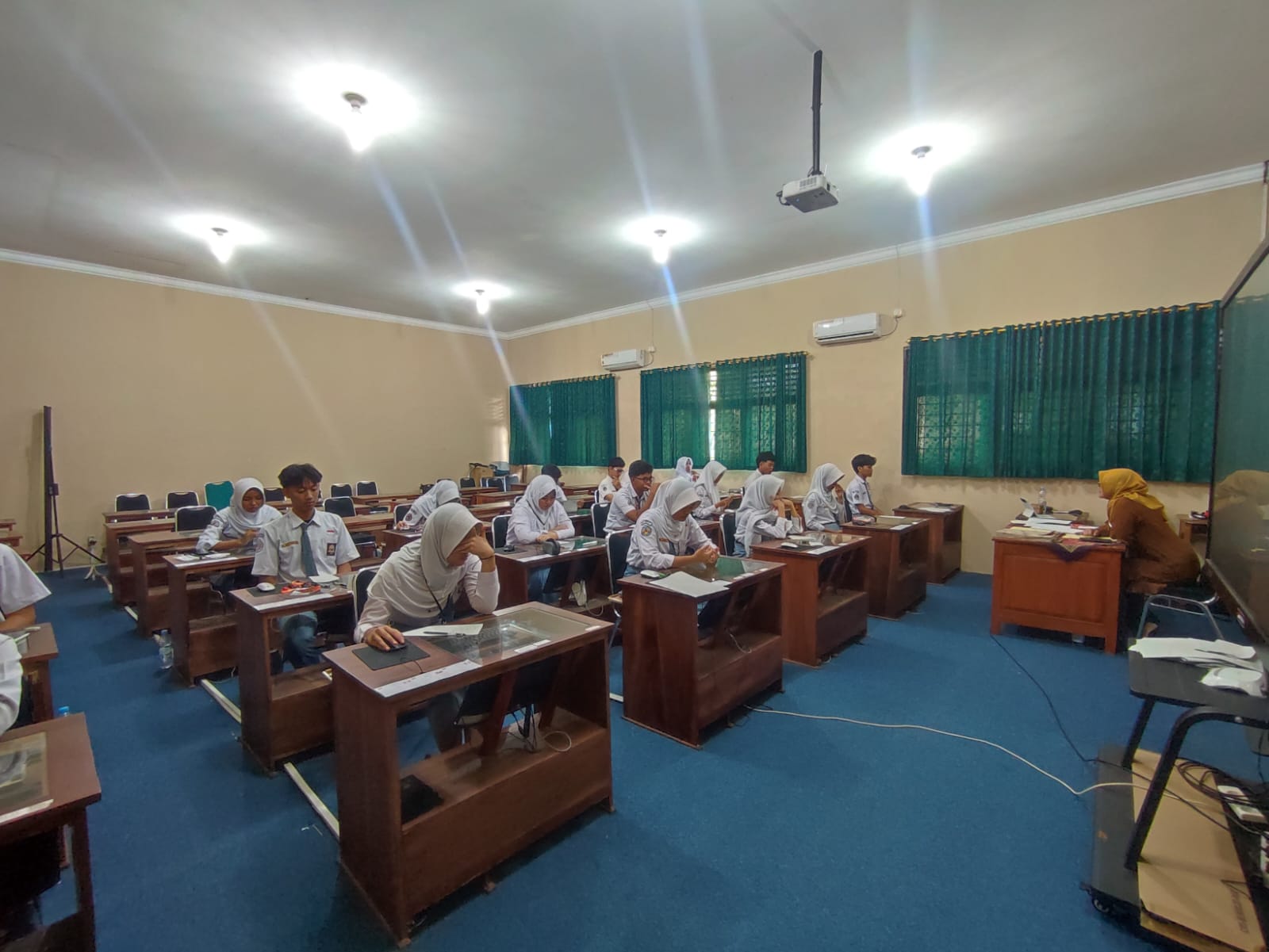 Siswa SMAN 1 Solo menjalani tes kemampuan akademik (TKA) 2025 di sekolah setempat, belum lama ini.