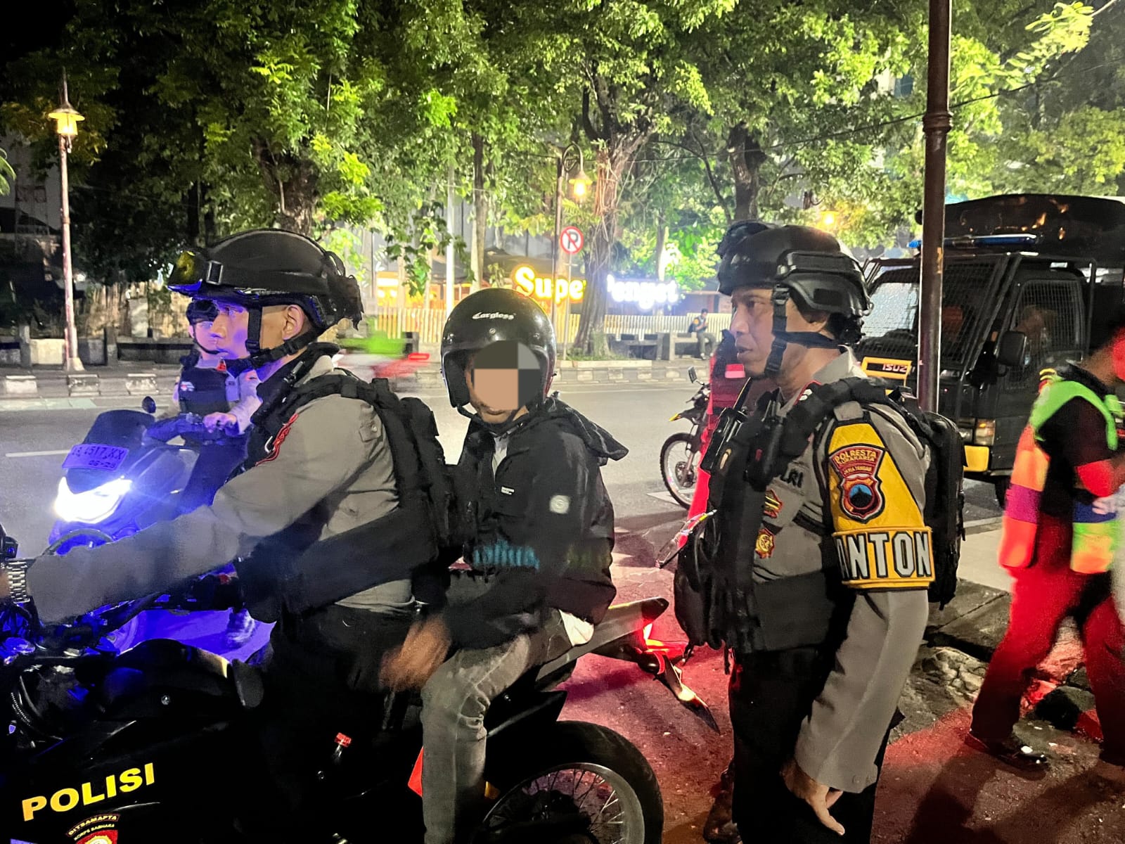 ANTISIPASI: Salah satu suporter PSS Sleman diamankan anggota Polresta Solo.