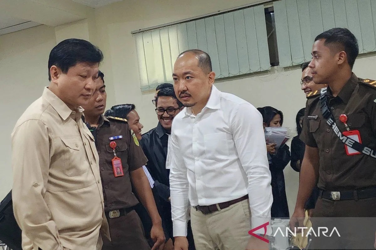 Kakak adik bos PT Sritex, Iwan Setiawan Lukminto (kiri) dan Iwan Kurniawan Lukminto (kanan) saat menjalani sidang dugaan korupsi pemberian fasilitas kredit di Pengadilan Tipikor Semarang, Jawa Tengah,