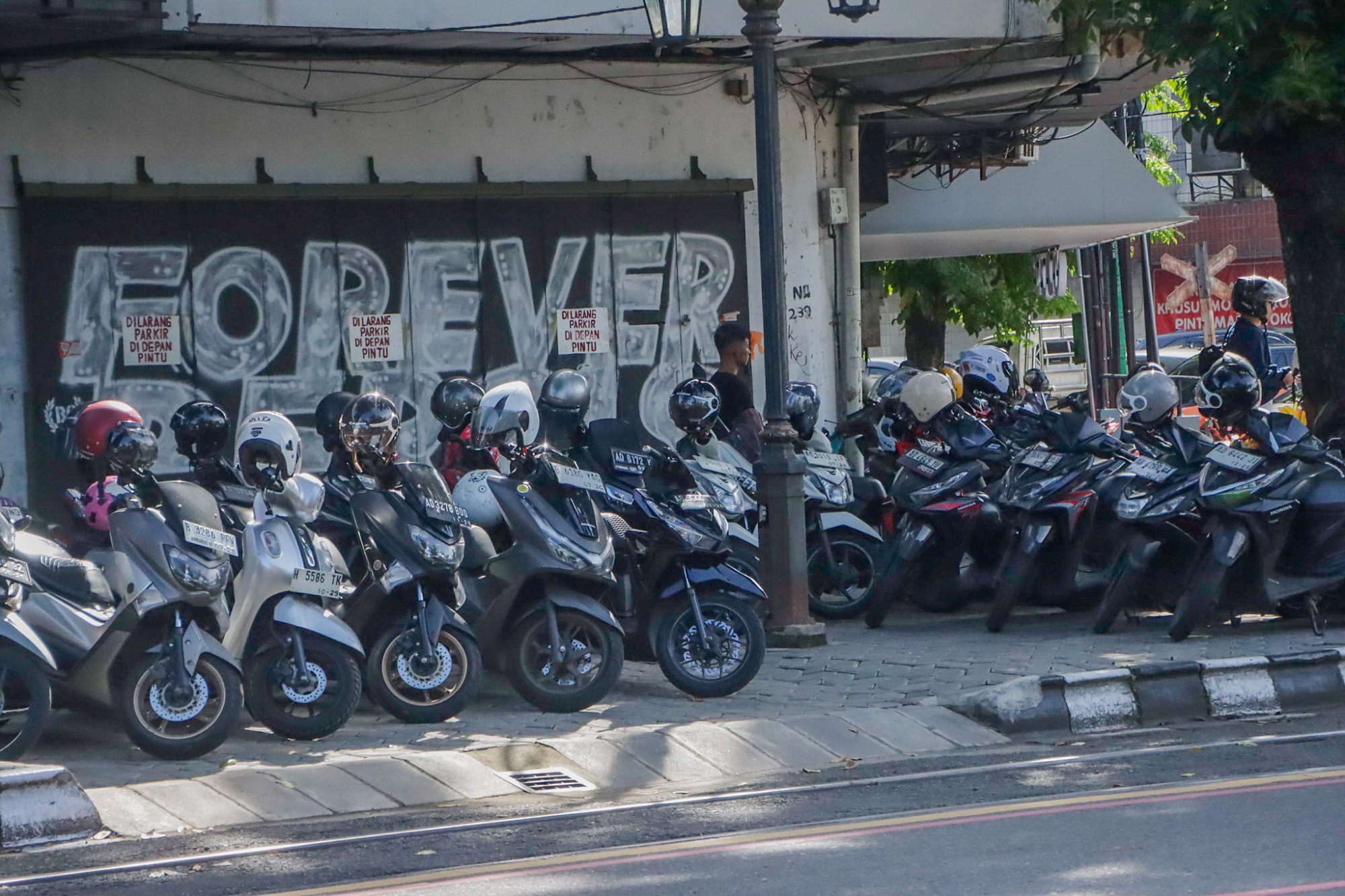Lahan parkir di Jalan Slamet Riyadi kini sudah overload. (M Ihsan/Radar Solo)