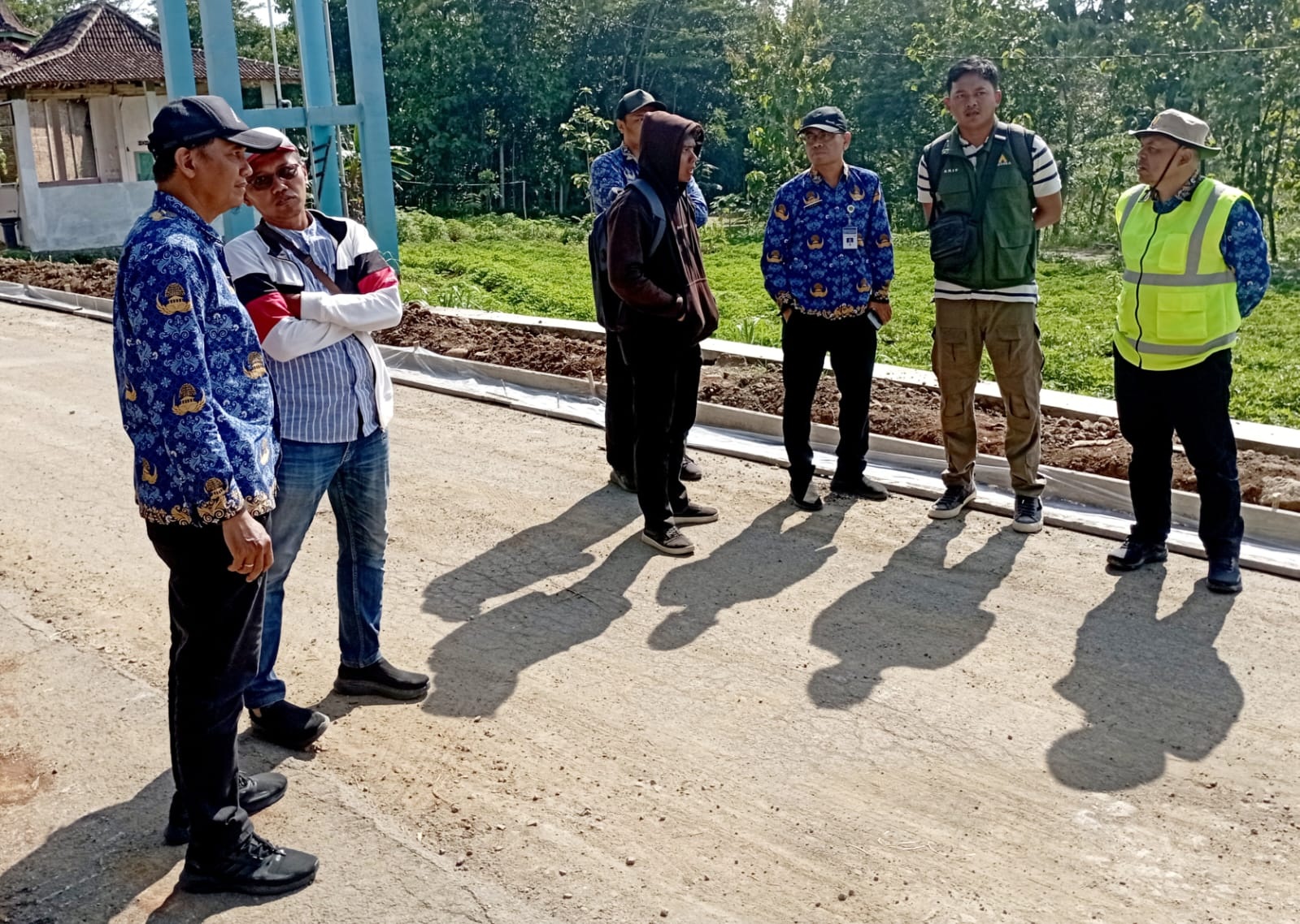 Kepala DPUPR Kabupaten Karanganyar Asihno Purwadi (kanan) bersama jajaran mengecek progres perbaikan jalan Pojok-Mojoroto, Kecamatan Mojogedang. (Rudi Hartono/Radar Solo)