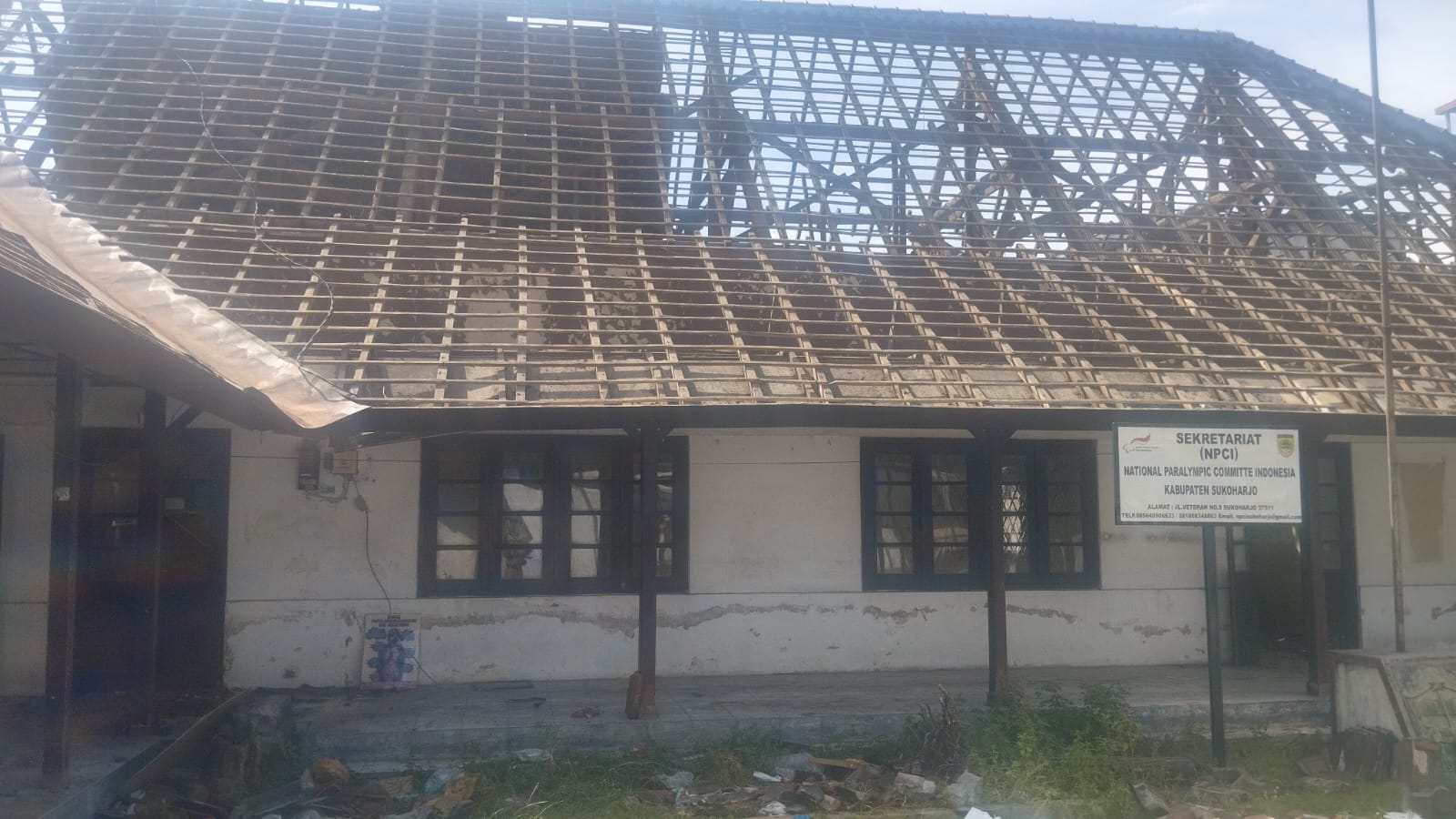 Eks kantor Dinas Kepemudaan, Olahraga, dan Pariwisata (Disporapar) Sukoharjo sudah dibongkar, Selasa (6/1).