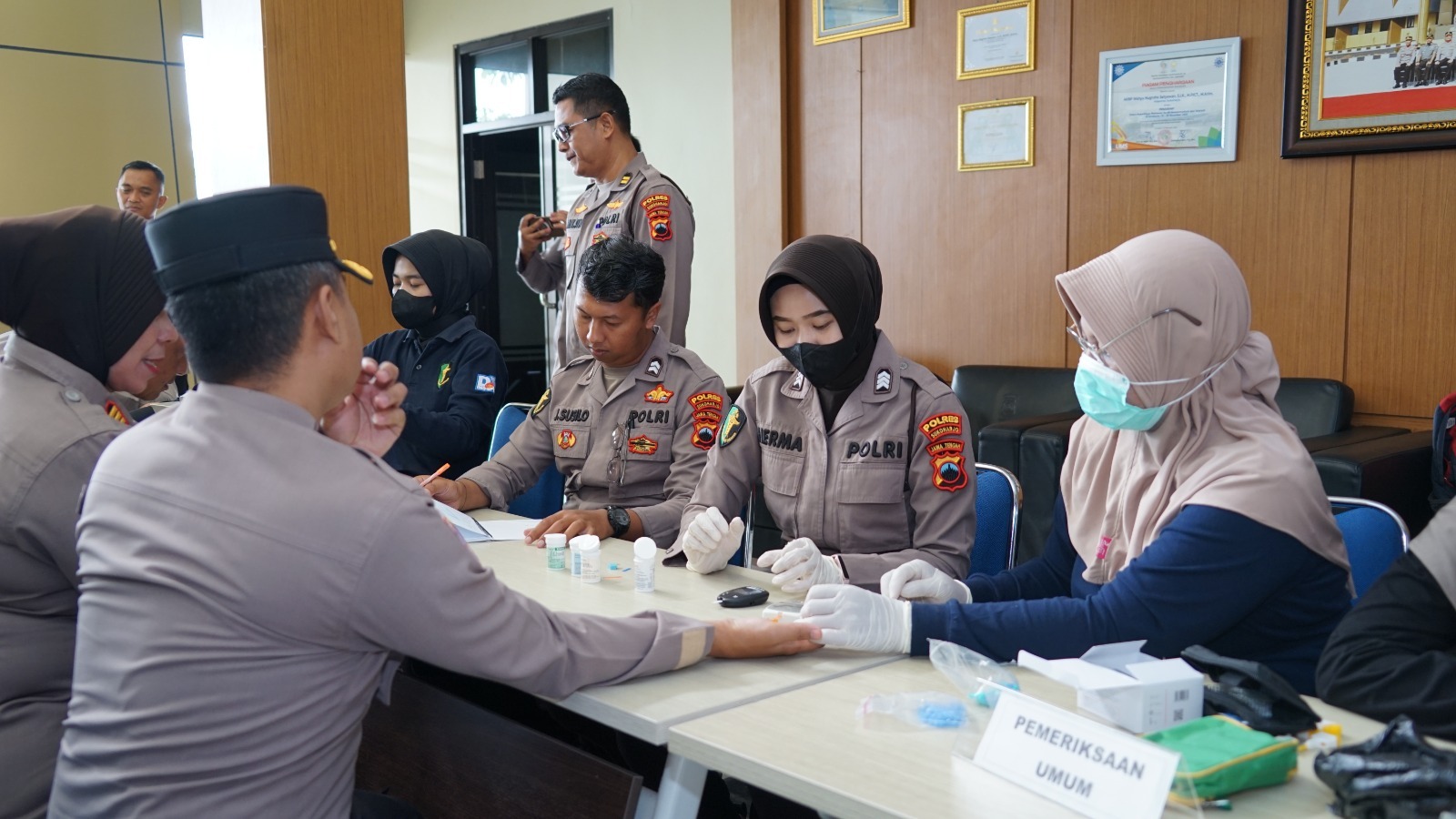 Anggota Polres Sukoharjo jalani pemeriksaan kesehatan usai Operasi Lilin Candi 2025, Selasa (6/1).