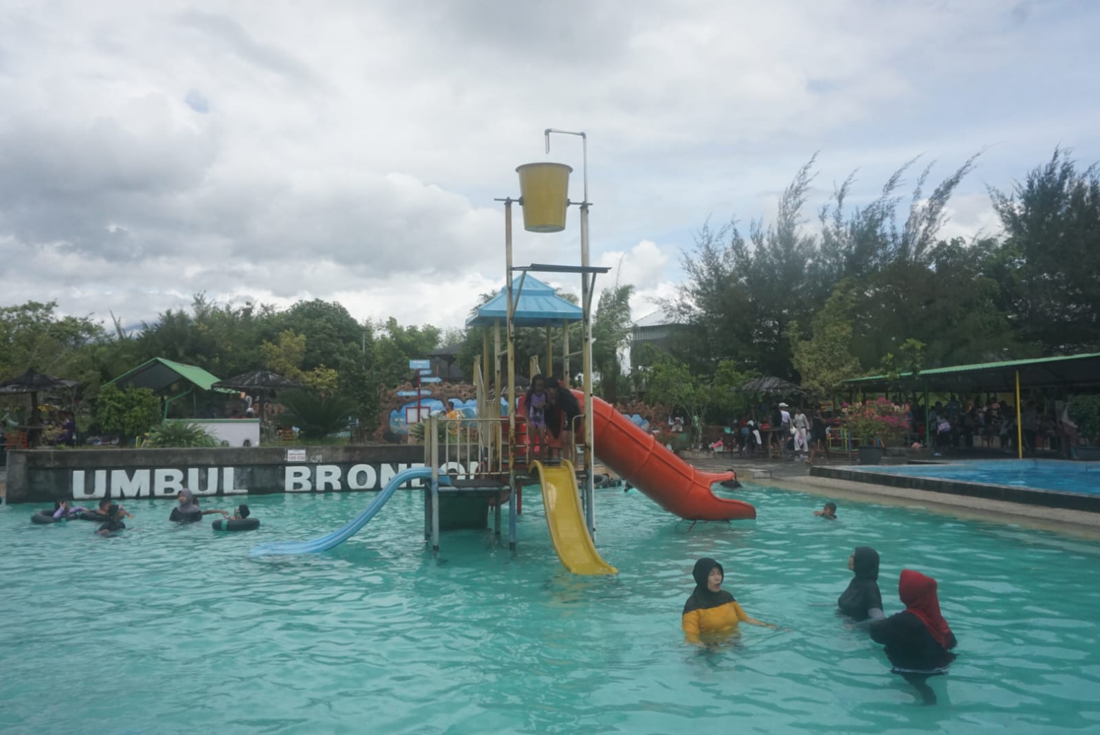 Wisatawan saat berenang di Umbul Brondong, Desa Ngrundul, Kecamatan Kebonarum yang menjadi salah satu destinasi wisata populer selama libur Nataru. (Angga Purenda/Radar Solo)