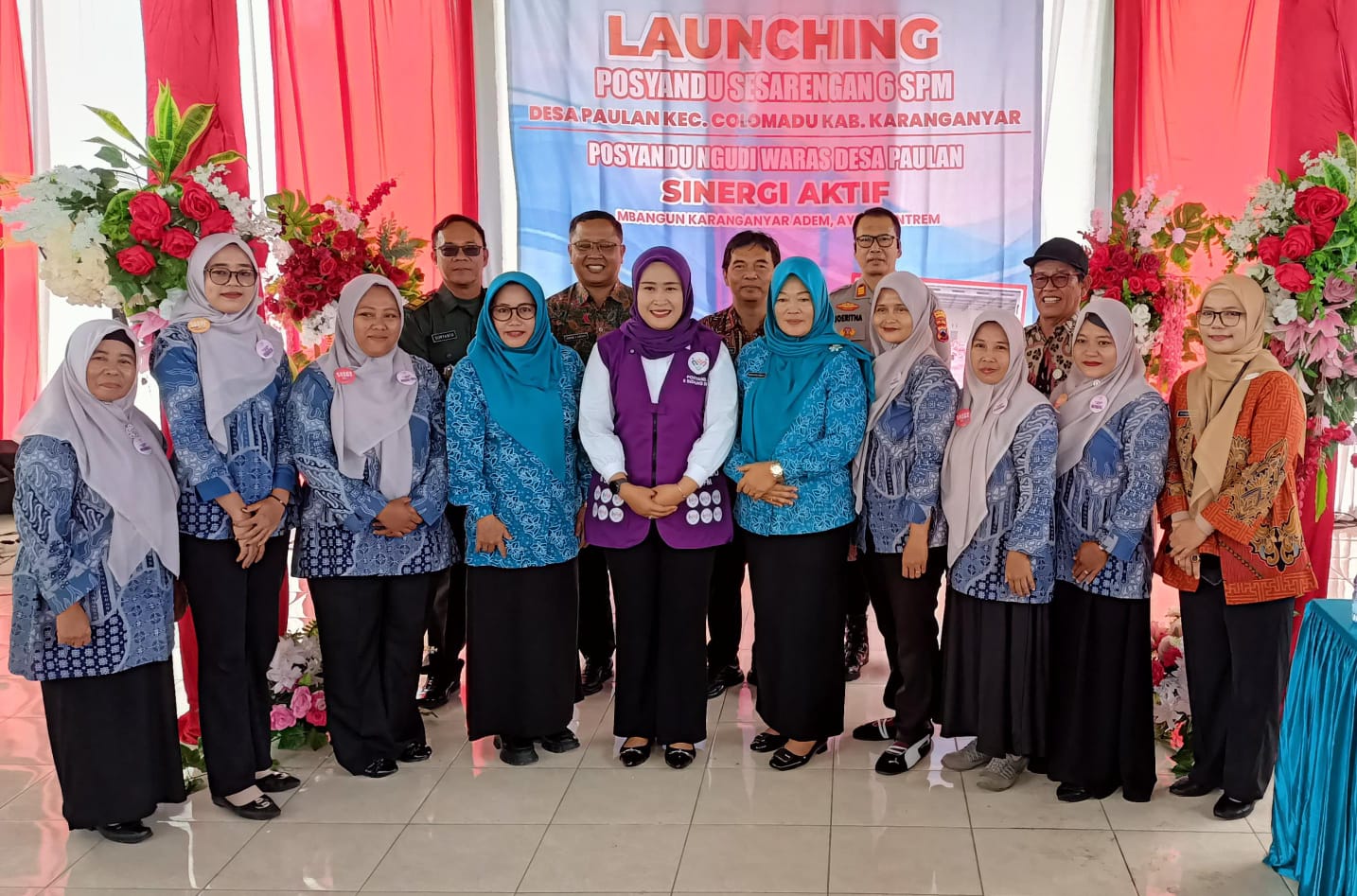 Ketua Tim Pembina Posyandu Kabupaten Karanganyar Farida Rober Christanto (baju ungu) menghadiri kegiatan Layanan Dasar di Posyandu 6 SPM di wilayah Colomadu. (Rudi Hartono/Radar Solo)