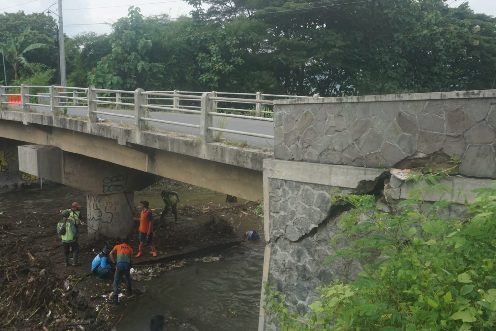 Kondisi Jembatan Gempol 4 di Desa Karangturi, Kecamatan Gantiwarno, Klaten yang hendak dilakukan perbaikan. (Angga Purenda/Radar Solo)