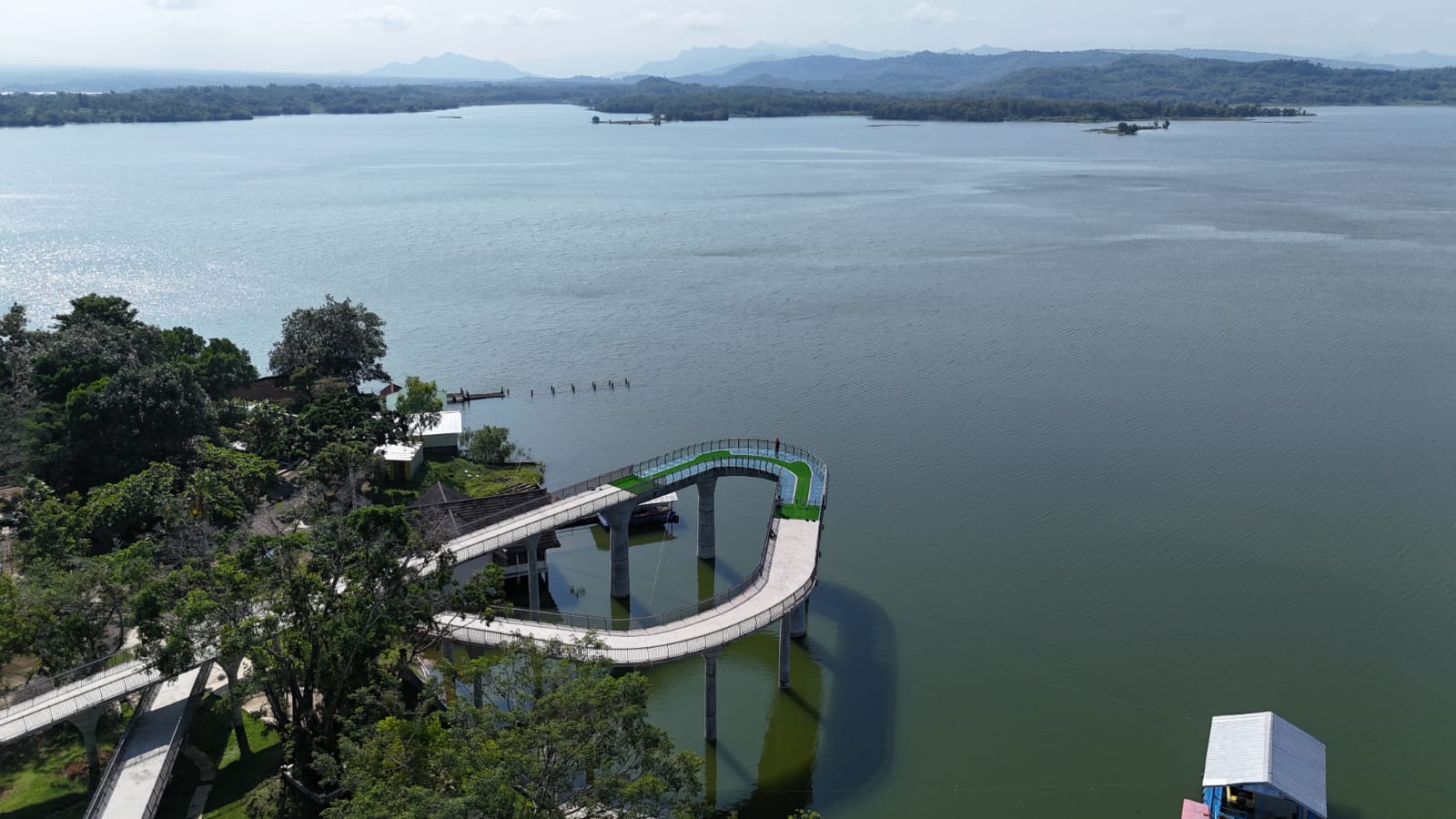 Jembatan kaca menjadi primadona di Objek Wisata Waduk Gajah Mungkur.