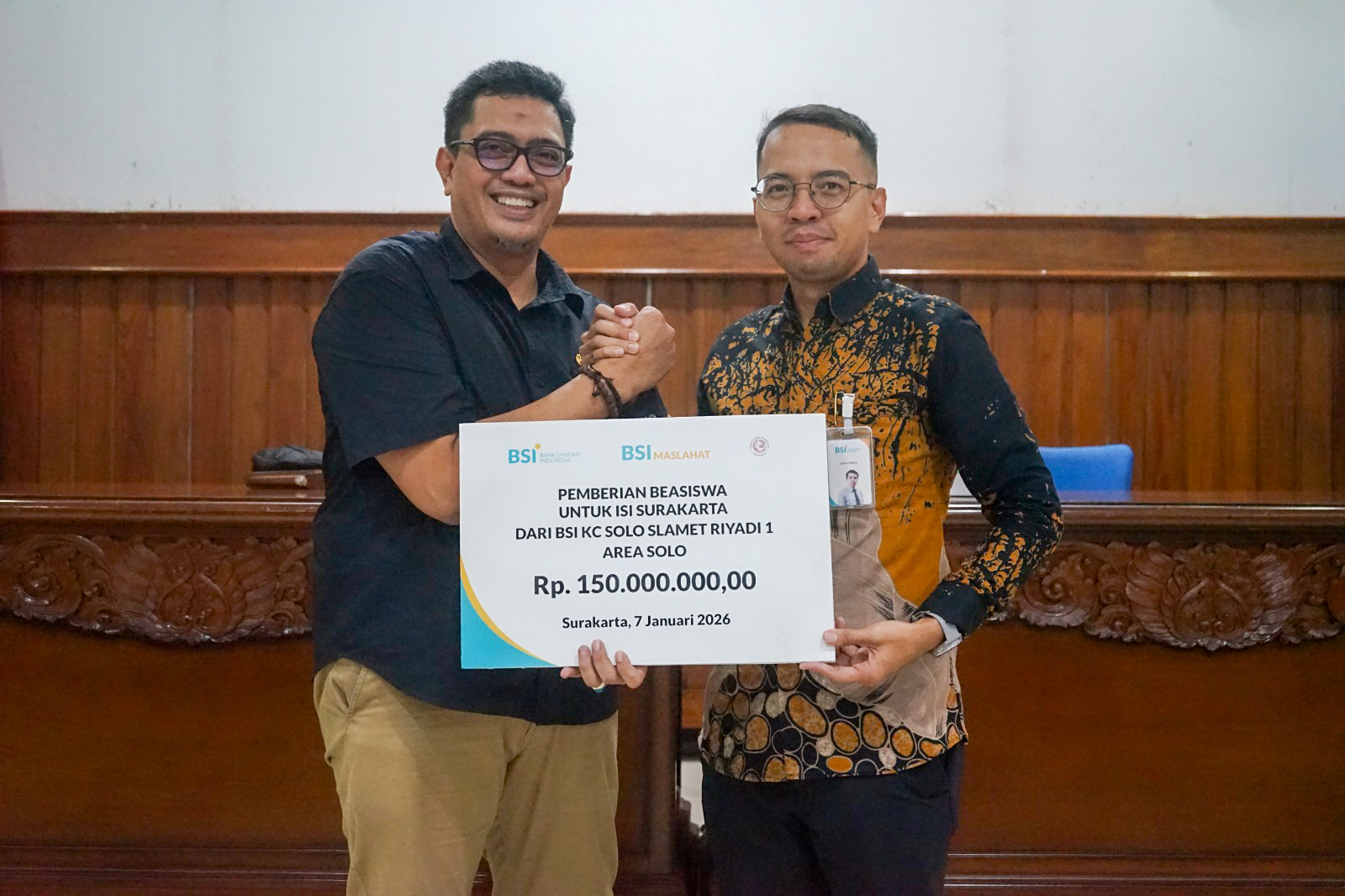 SIMBOLIS: Rektor ISI Surakarta Bondet Wrahatnala menerima beasiswa afirmasi dan prestasi dari PT Bank Syariah Indonesia KC Solo untuk 24 mahasiswa ISI,&nbsp;Rabu (7/1).