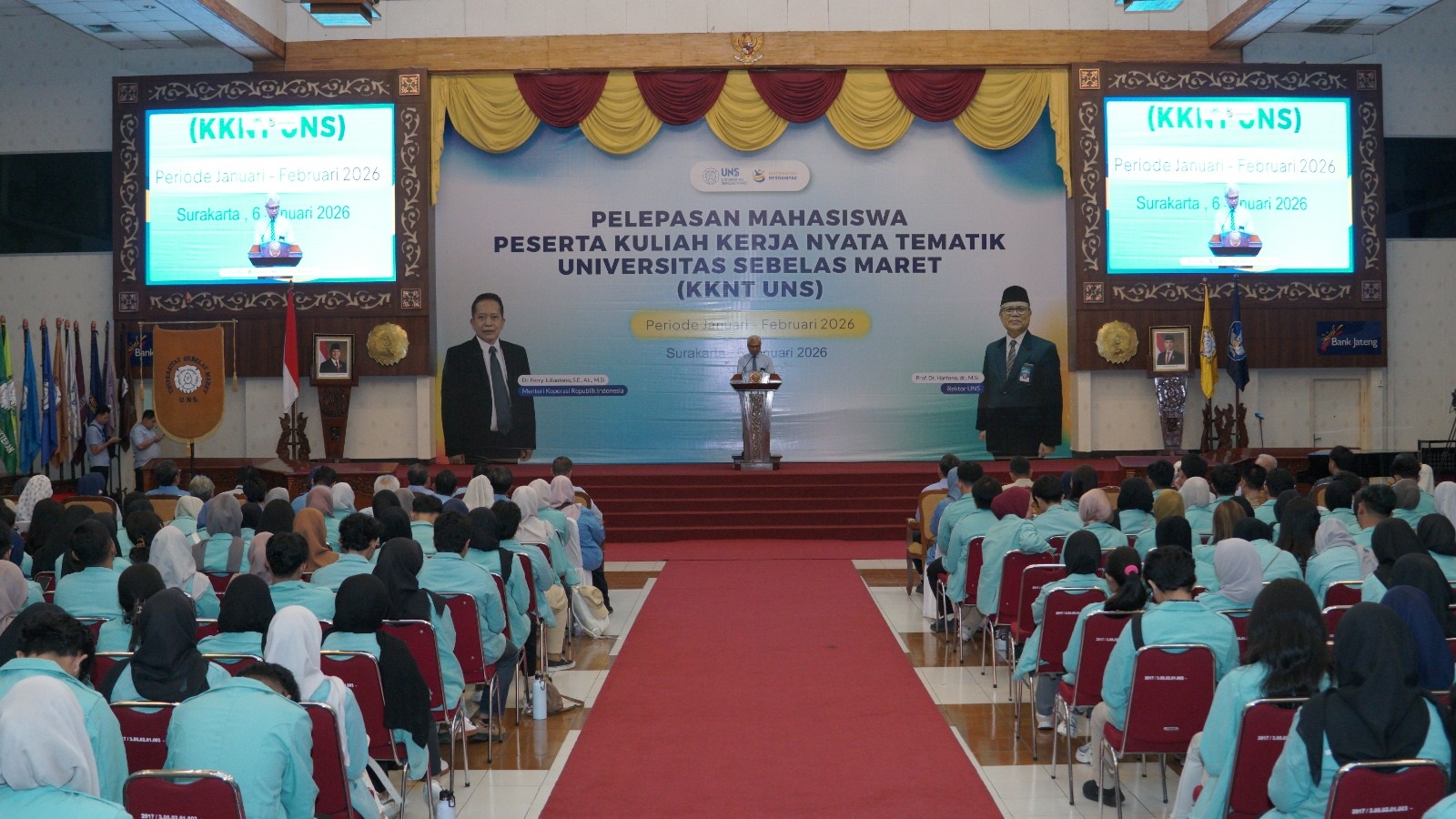 KHIDMAT: Pelepasan ribuan peserta KKN tersebut digelar di Auditorium GPH Haryo Mataram UNS, Selasa (6/1).