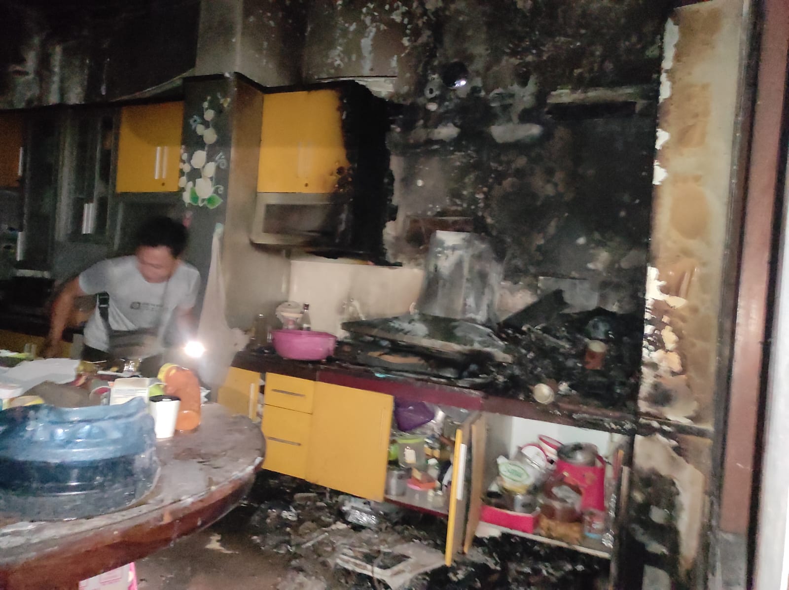 Kebakaran melanda sebuah ruko di Jalan RE Martadinata Nomor 170, Kelurahan Jagalan, Kecamatan Jebres, Surakarta, Selasa (6/1) malam.
