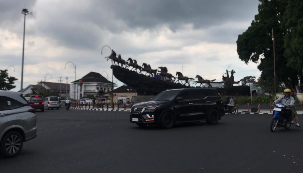 Kendaraan melintasi kawasan Simpang Lima atau Simpang Siaga Boyolali, Rabu (7/1/2026).