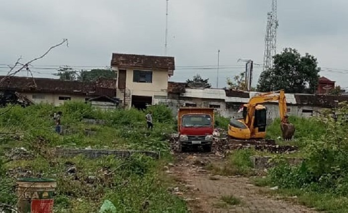 Alat berat digunakan untuk membersihkan sampah liar di kawasan Pasar Slogohimo yang terbakar.