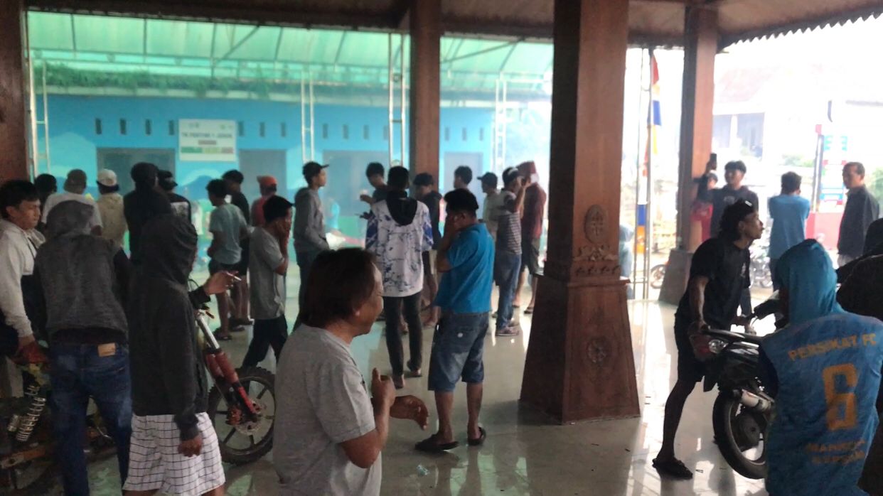 Warga Desa Jeruk, Kecamatan Selo, Boyolali menggelar aksi di balai desa setempat, Rabu (31/12/2025).