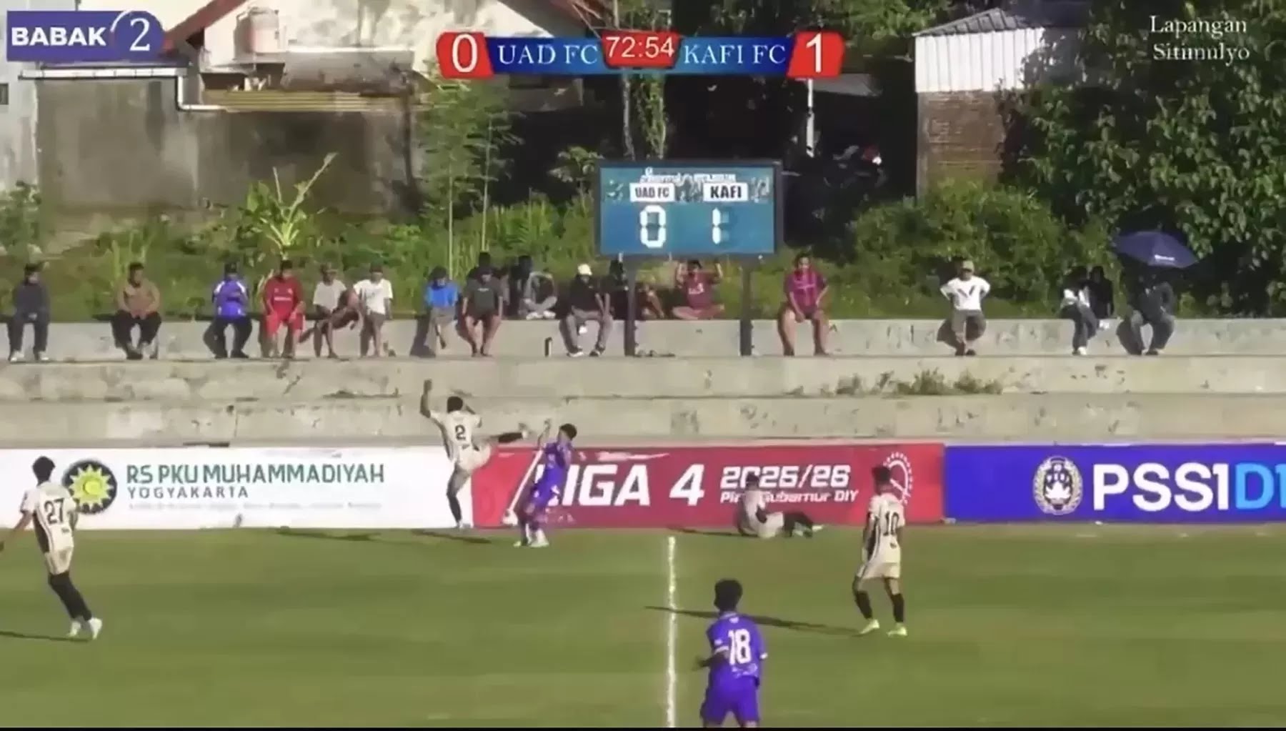 tendangan kungfu pemain Kafi FC saat melWan UAD FC dalam laga Liga 4 zona DIY di Lapangan Sitimulyo, 6 Januari 2026.
