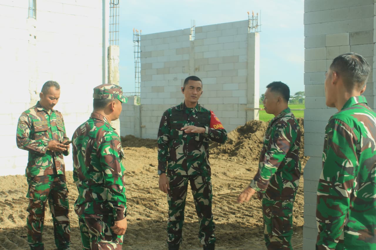 Dandim 0723/Klaten Letkol Inf Slamet Hardianto (tengah) meninjau pembangunan Koperasi Desa/Kelurahan Merah Putih (KDKMP) di sejumlah titik, Kamis (8/1/2025). (Dokumentasi Kodim 0723/Klaten)