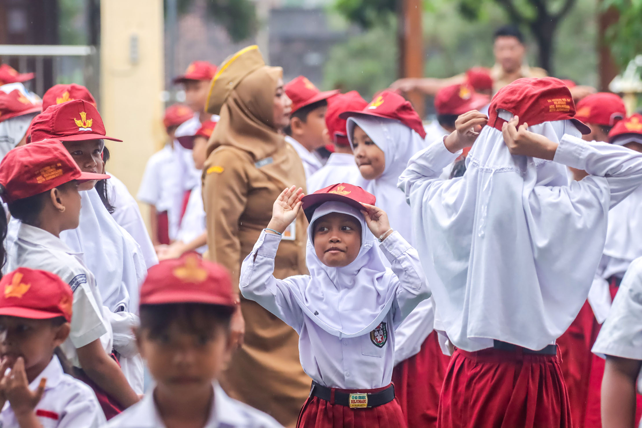 Siswa salah satu SD menjalani upacara di hari pertama masuk sekolah usai libur Nataru, Senin (5/1).