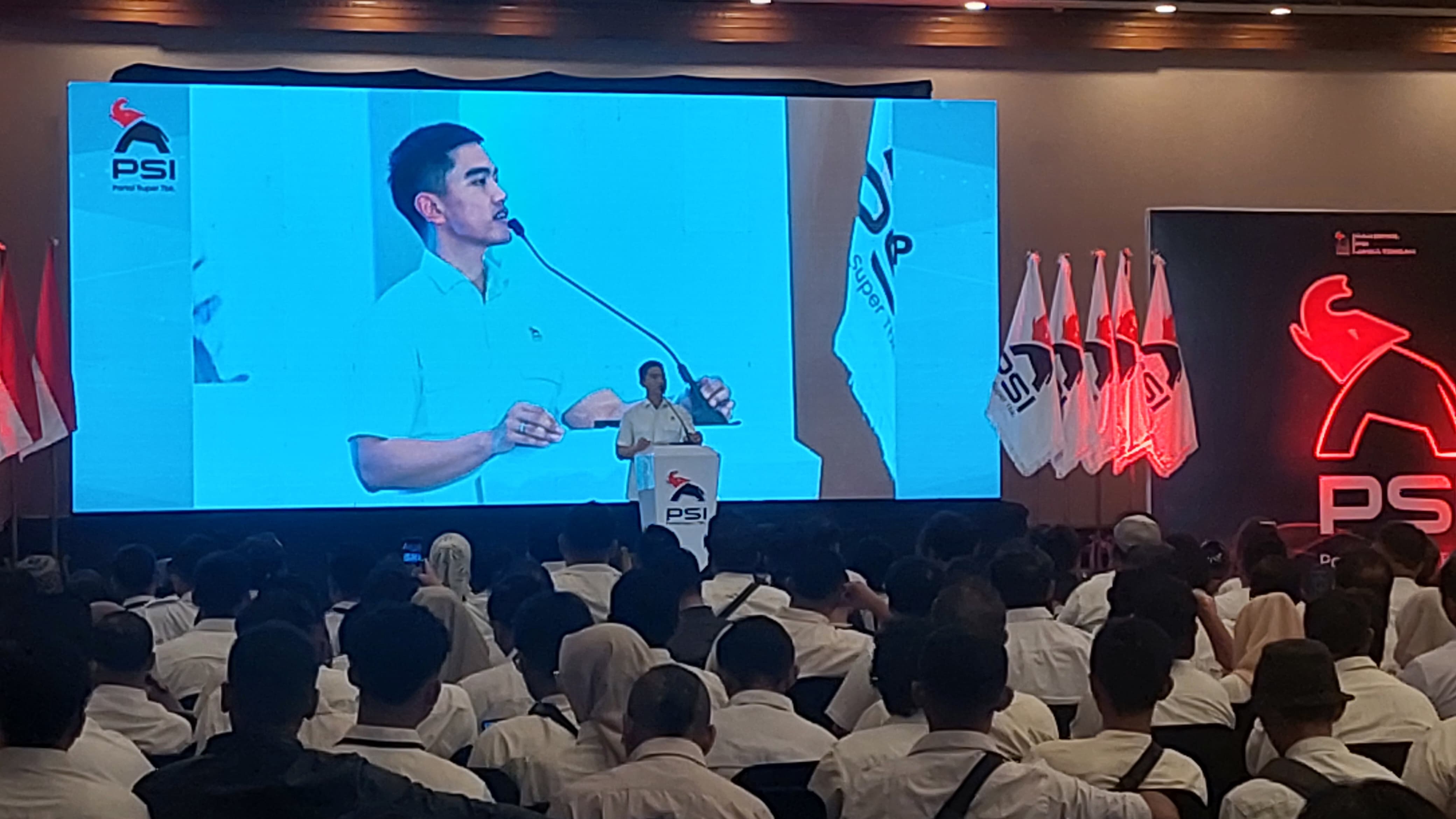 SATUKAN VISI-MISI: Ketua Umum DPP PSI Kaesang Pangarep saat melakukan sambutan dalam rakorwil di Solo,&nbsp;Kamis (8/1).
