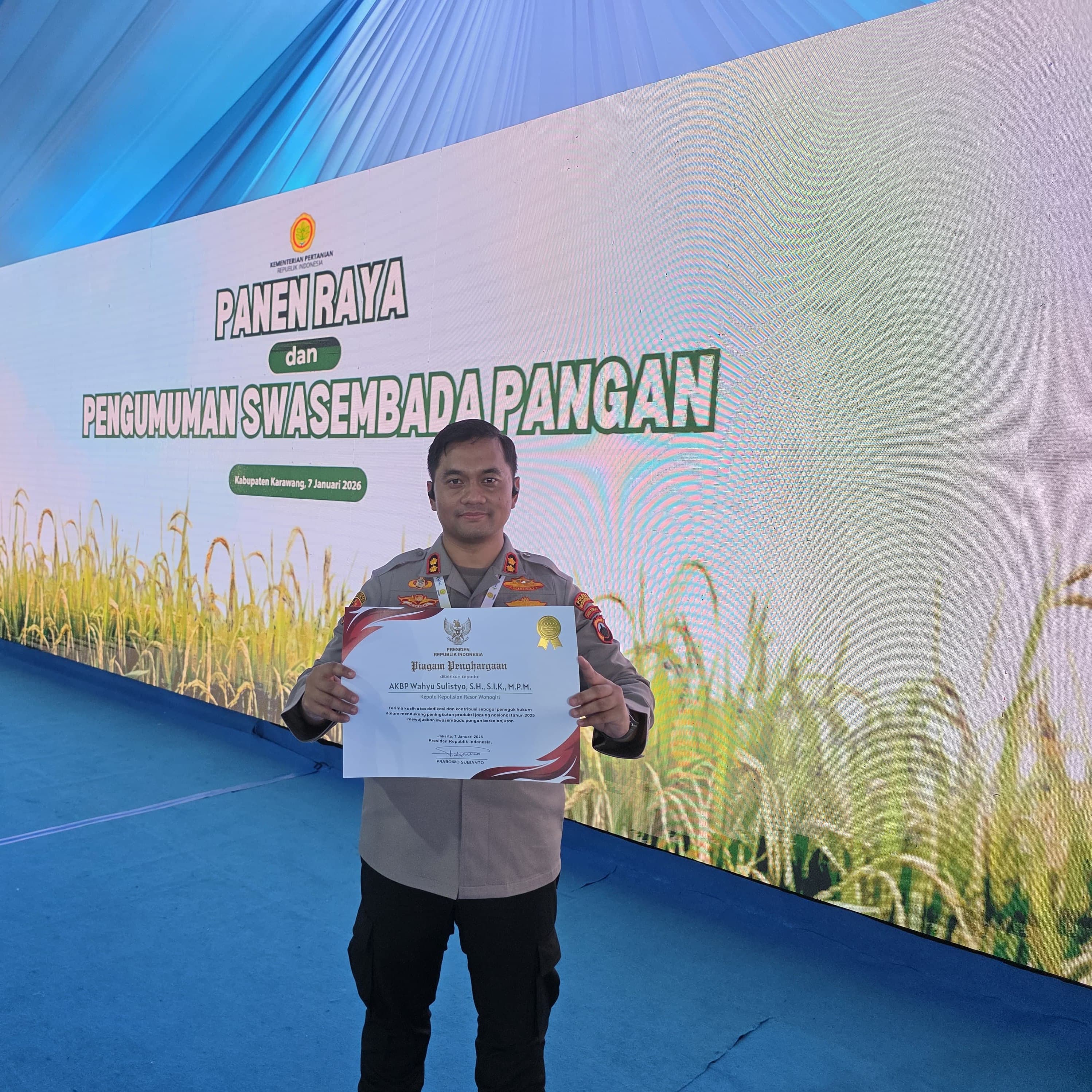 Kapolres Wonogiri AKBP Wahyu Sulistyo menunjukkan piagam penghargaan dari Presiden RI Prabowo Subianto.