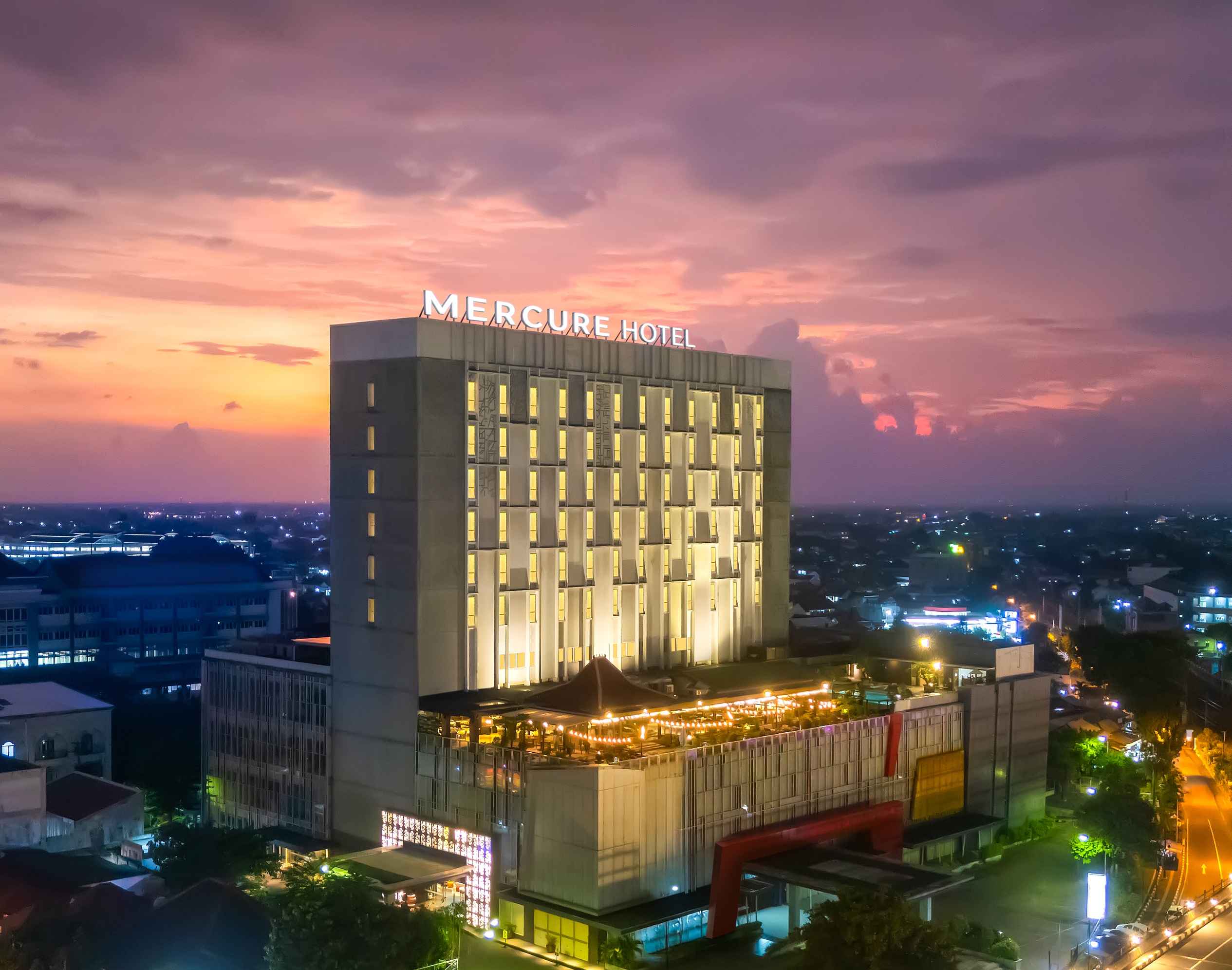 Mercure Solo di Jalan Slamet Riyadi menawarkan akses yang mudah ke berbagai atraksi favorit, kawasan perbelanjaan, serta pusat bisnis.