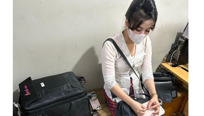 Khairun Nisa alias Nisya saat diamankan usai ketahuan menyamar sebagai pramugari Batik Air.