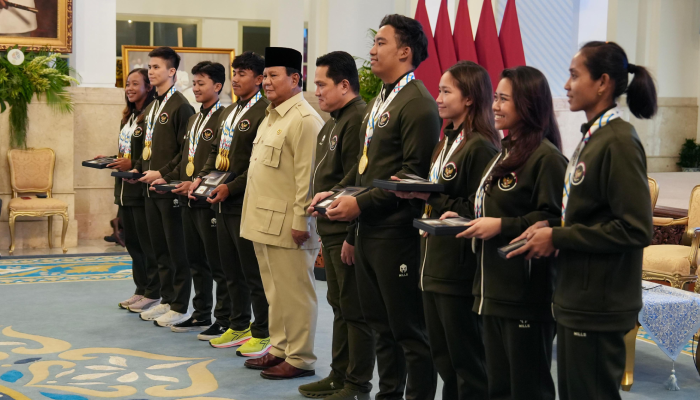 Presiden Prabowo Subianto dan Menpora Erick Thohir bersama para atlet SEA Games 2025.