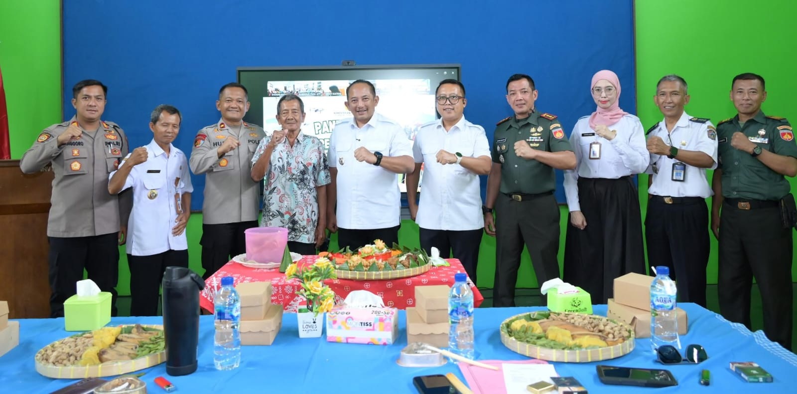 Bupati dan Wakil Bupati Karanganyar mengikuti kegiatan panen raya nasional di Macanan, Kebakkramat, Kamis (8/1/2026). (Rudi Hartono/Radar Solo)