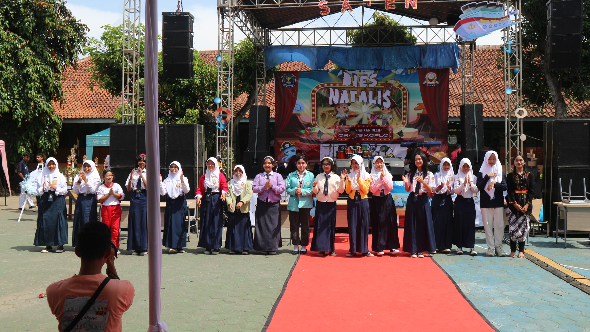 Pentas Drama Berbahasa Inggris dari Program Theater Mentoring diselenggarakan oleh Tim Kampus MBKM Prodi Sastra Inggris Fakultas Ilmu Budaya UNS di SMPN 1 Jaten Karanganyar.