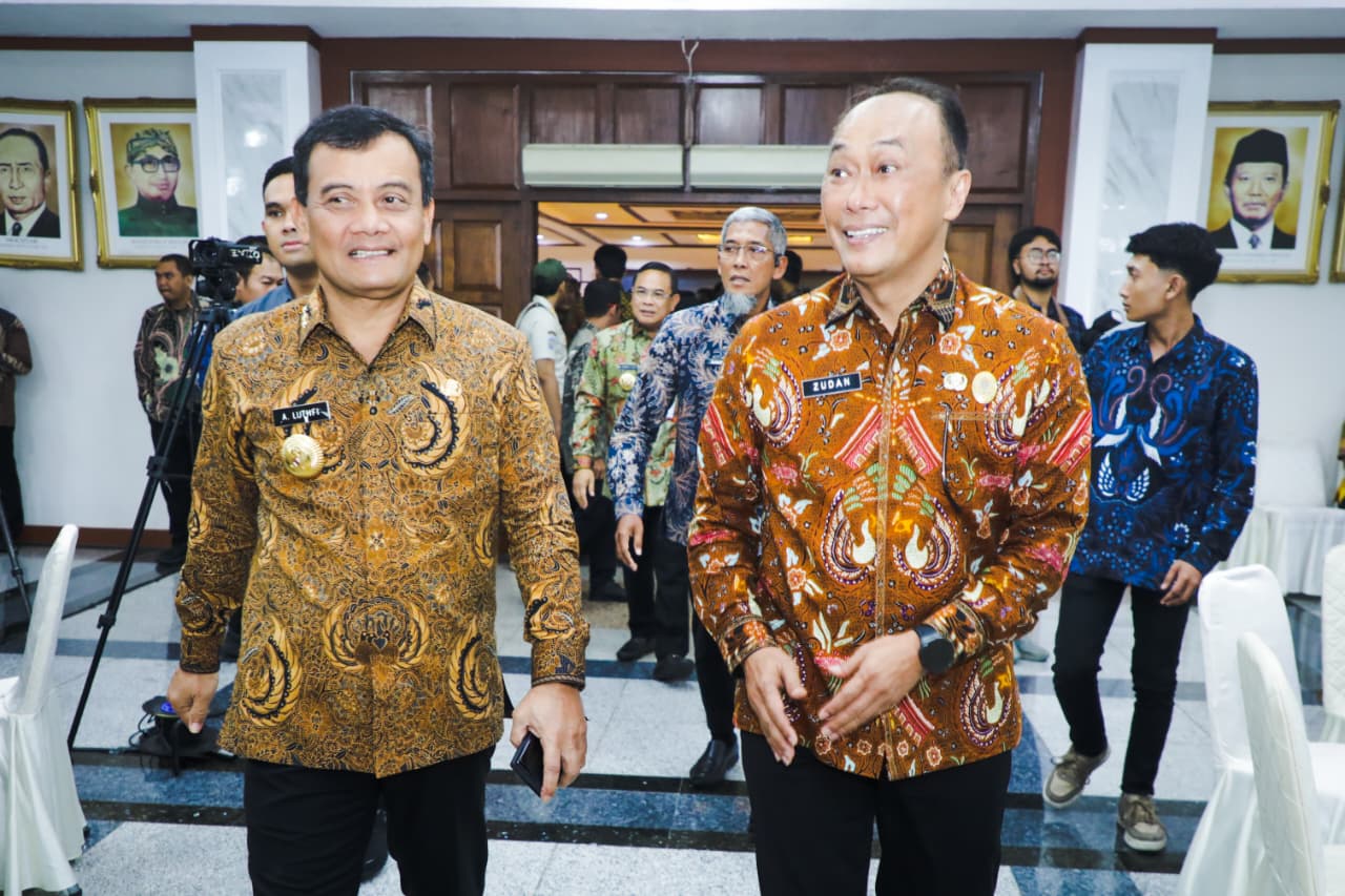 Gubernur Jateng Ahmad Luthfi dan Kepala BKN Zudan Arif hadiri Penandatanganan Komitmen Pembangunan dan Penerapan Manajemen Talenta bagi PPK Provinsi serta Kab/Kota se-Provinsi Jawa Tengah, Kamis (8/1)