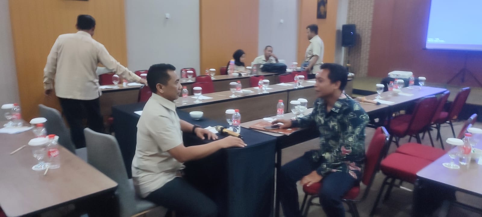 Direktur Pemantauan dan Pengawasan Wilayah II BGN Brigjen TNI Albertus Dony Dewantoro (kiri) berbincang dengan penanggung jawab dapur MBG Aan Yuliatmoko usai audiensi, Kamis (8/1/2026).