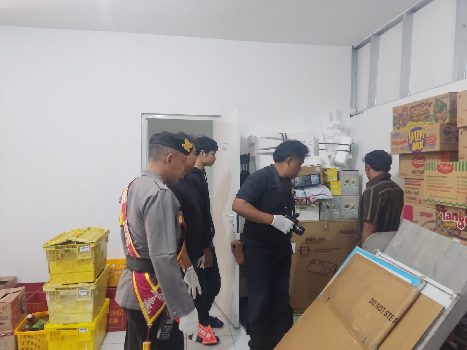 Kepolisian saat melakukan olah TKP terhadap toko modern berjejaring di Desa Jemawan, Kecamatan Jatinom yang dibobol maling. (Dokumentasi Polres Klaten)
