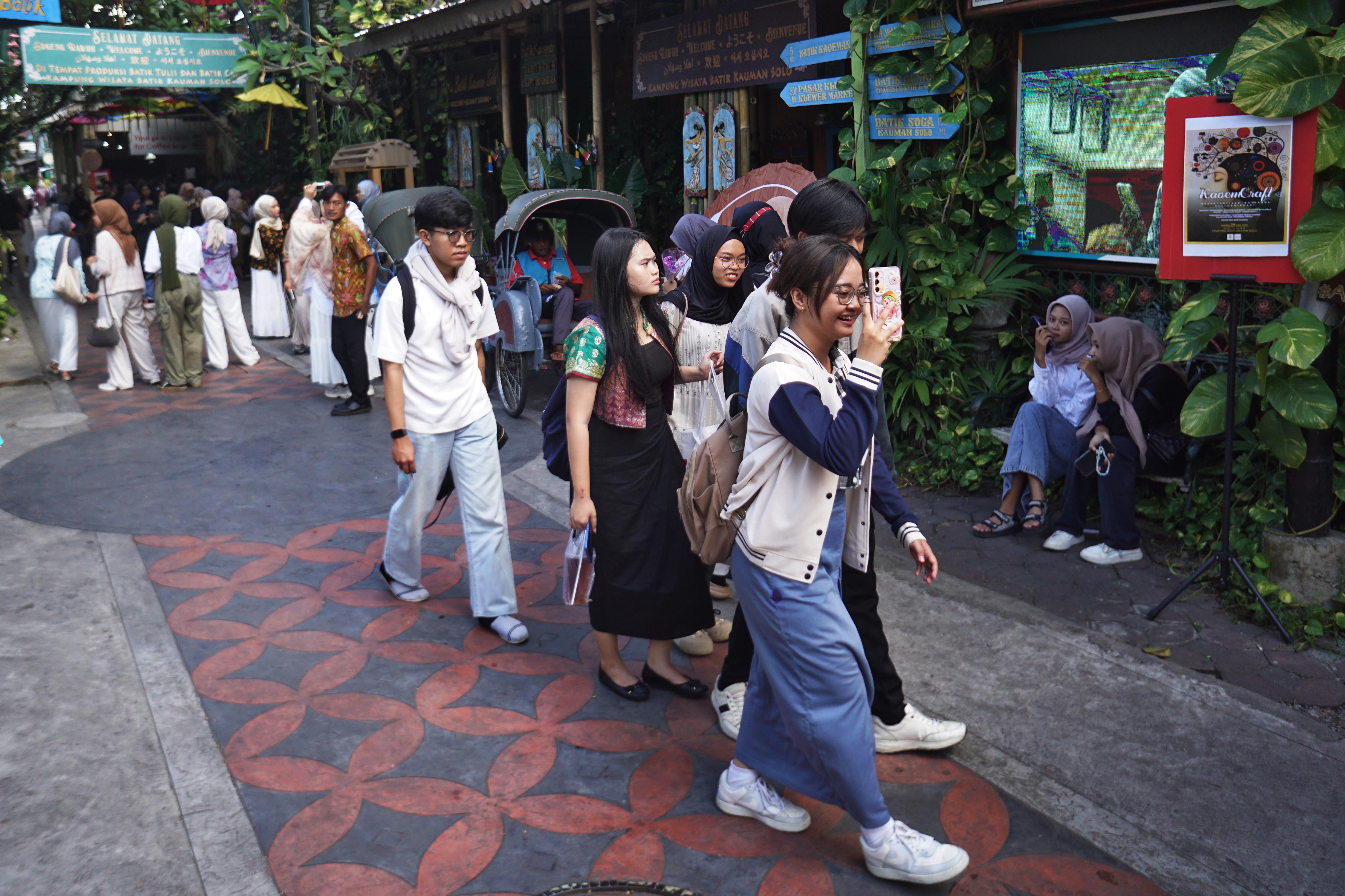 MAGNET: Wisatawan padati Kampung Batik Kauman, Solo, belum lama ini. Sebentar lagi Pemkot Solo akan menata koridor Nonongan yang tersambung dengan Kauman dan Gatsu.