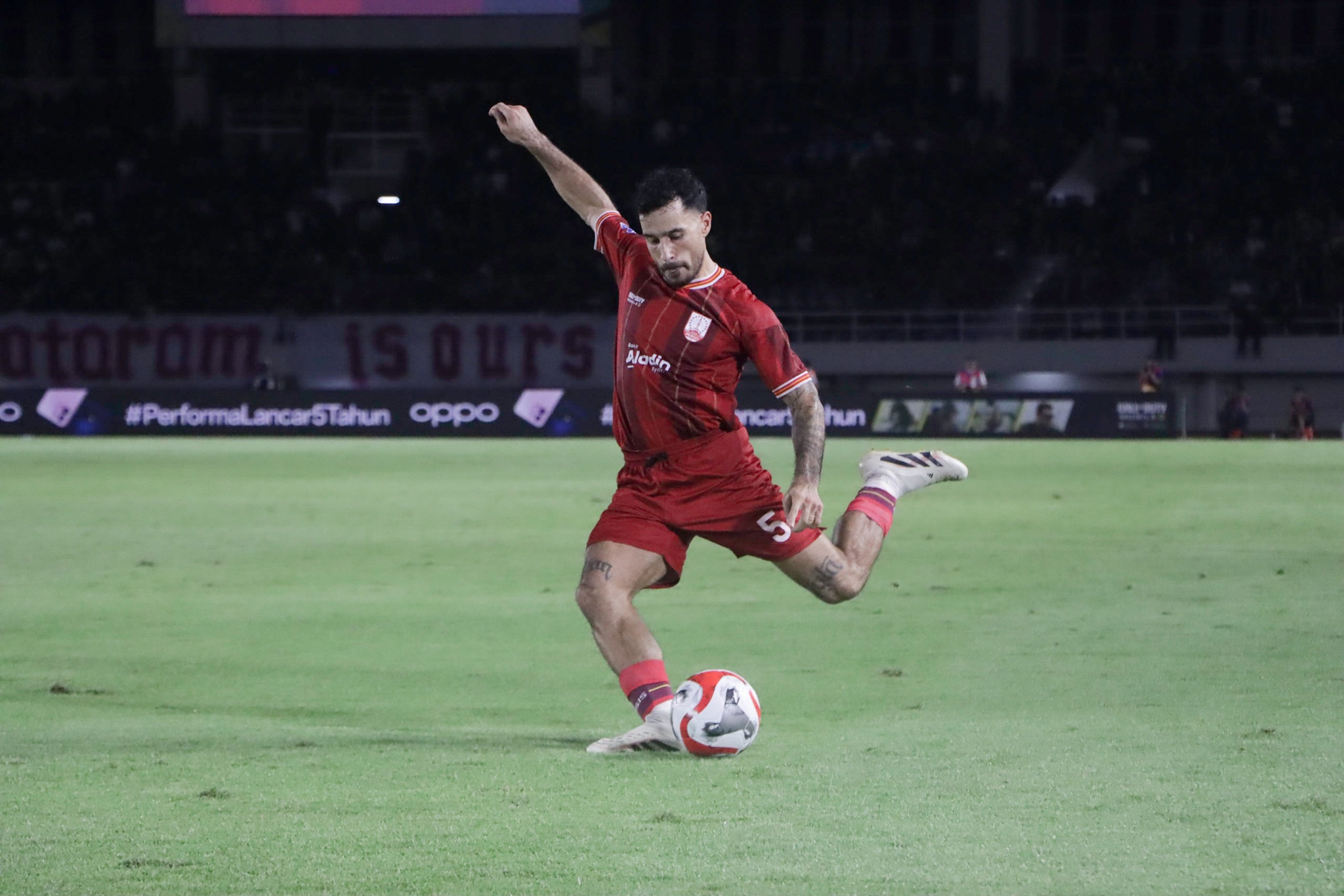 MENEPI: Jordy Tutuarima saat bermain bersama Persis Solo di Super League.