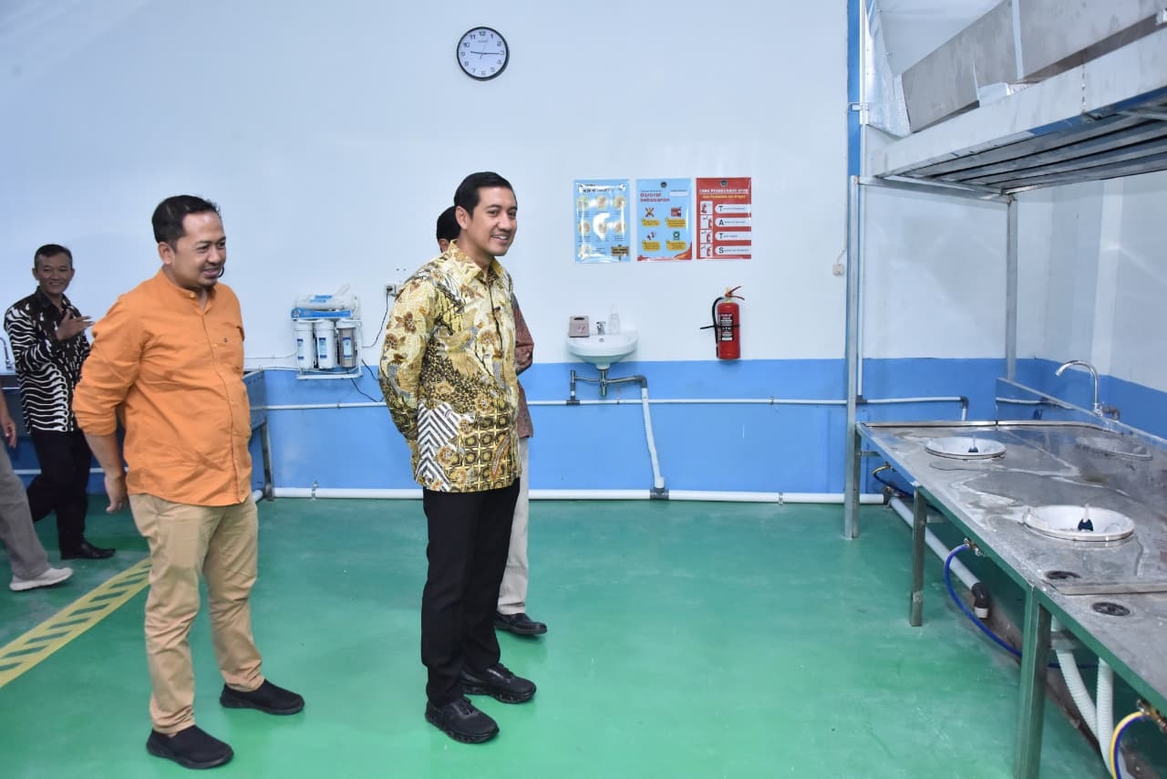 SIDAK: Pengecekan di salah satu SPPG di Kabupaten Karanganyar yang tengah membuat MBG.