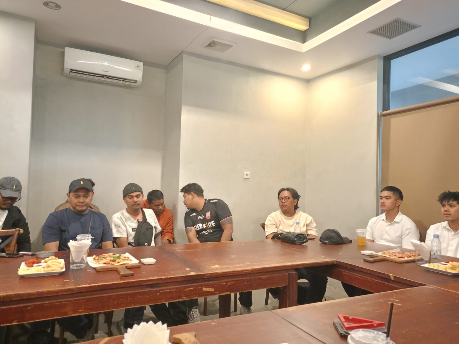 TERIMA MASUKAN: Owner Persis Solo Kaesang Pangarep (dua dari kanan) bertemu dengan perwakilan suporter.